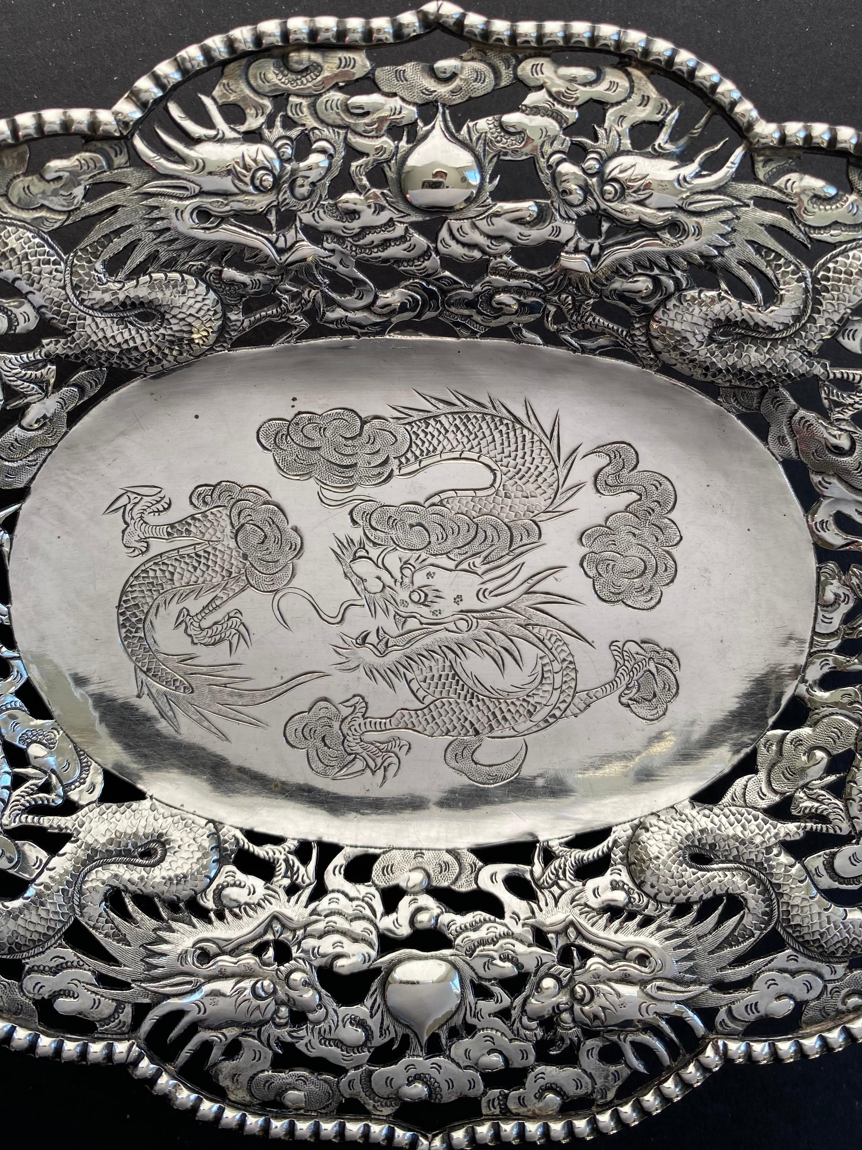 c1900 Plato de dragón de plata de exportación chino de Wang Hing Chino en venta