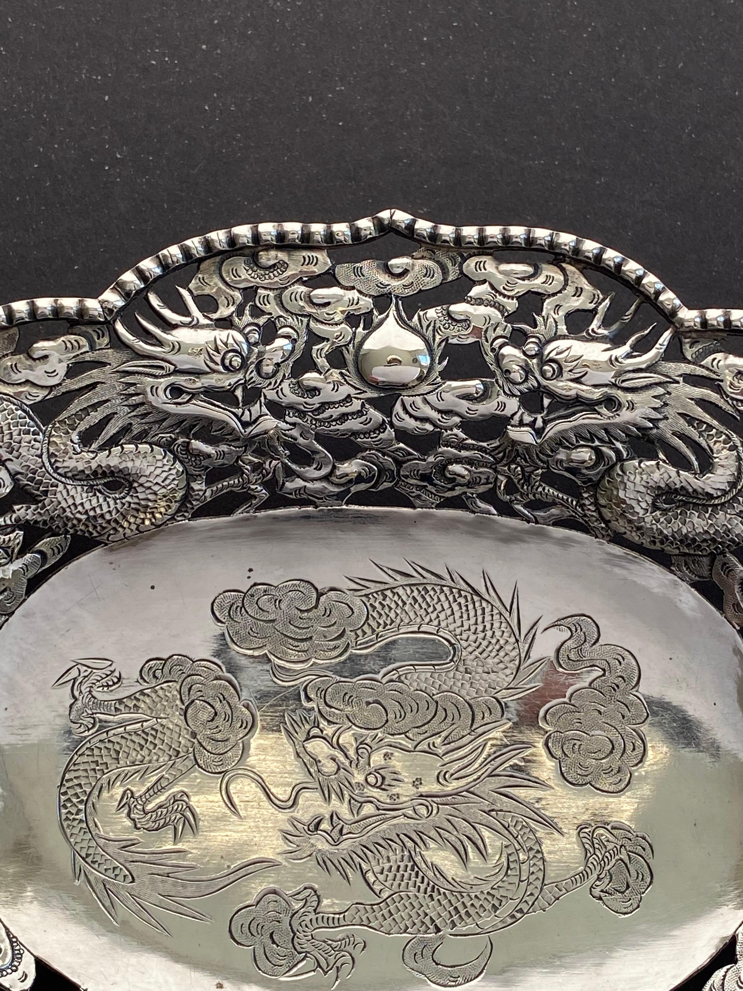 c1900 Plato de dragón de plata de exportación chino de Wang Hing siglo XX en venta