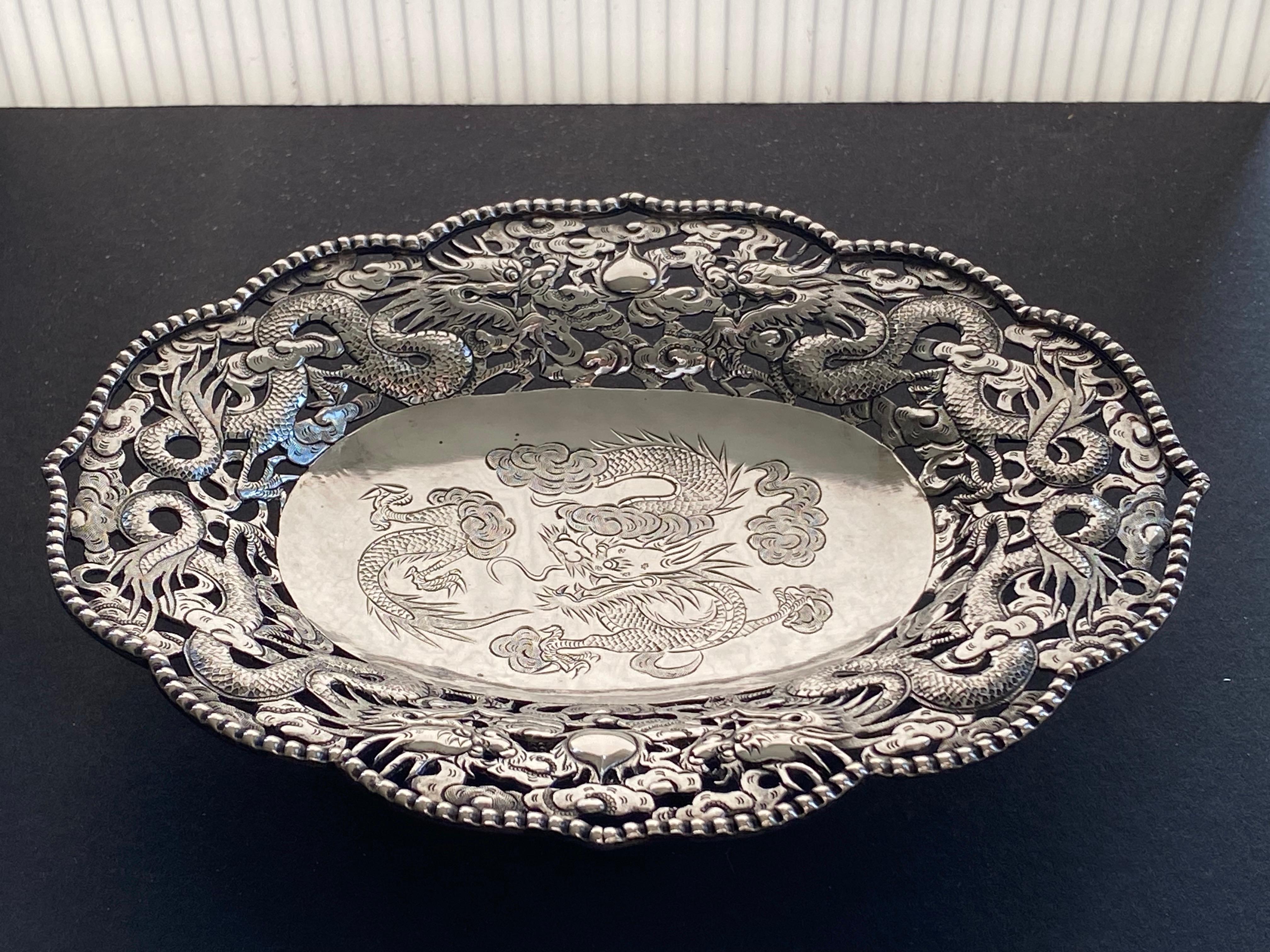 c1900 Plato de dragón de plata de exportación chino de Wang Hing Silver en venta