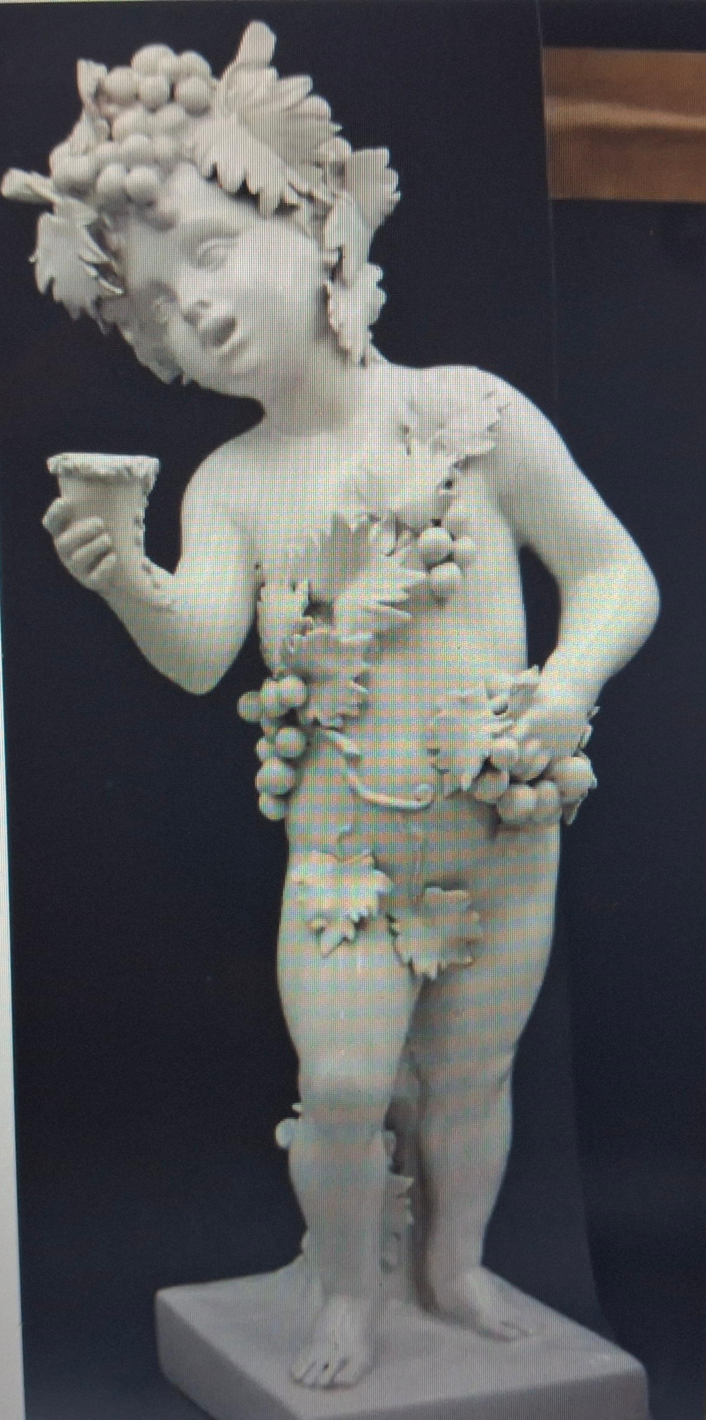 c1900 Continental Estilo Luis XV Escultura/estatuilla grande de terracota blanca esmaltada con estaño Niño bacanal. Absolutamente impresionante y muy detallado. Esta pieza llama la atención.