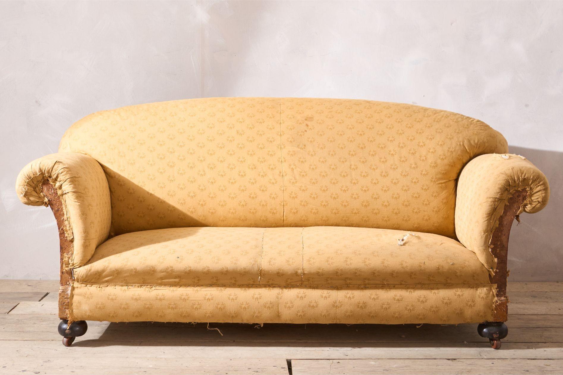 c.1900 Curved back English country house sofa In Good Condition For Sale In Malton, GB