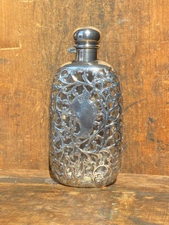 Flasque à whisky en argent sterling avec motif en forme de tourbillon, d'époque édouardienne, c1900