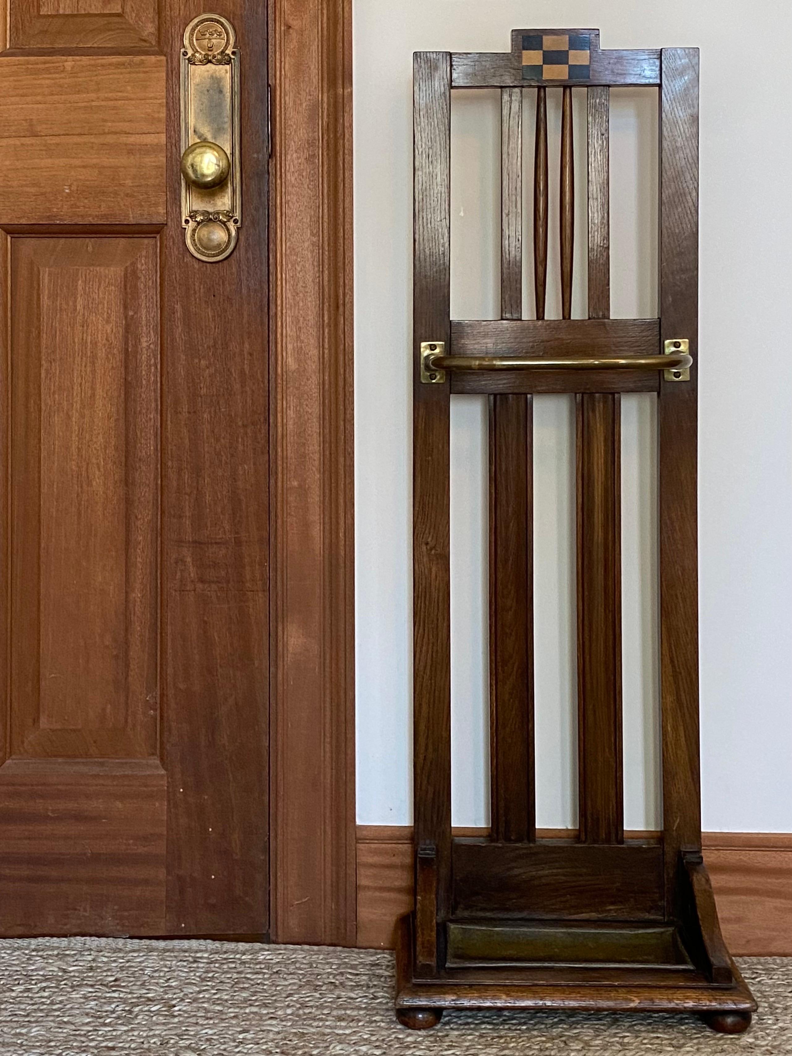 c1900 Englisch Eiche & Messing Arts & Crafts Schirmstock Stand w / Geometrische Inlay im Zustand „Gut“ im Angebot in Southampton, NJ