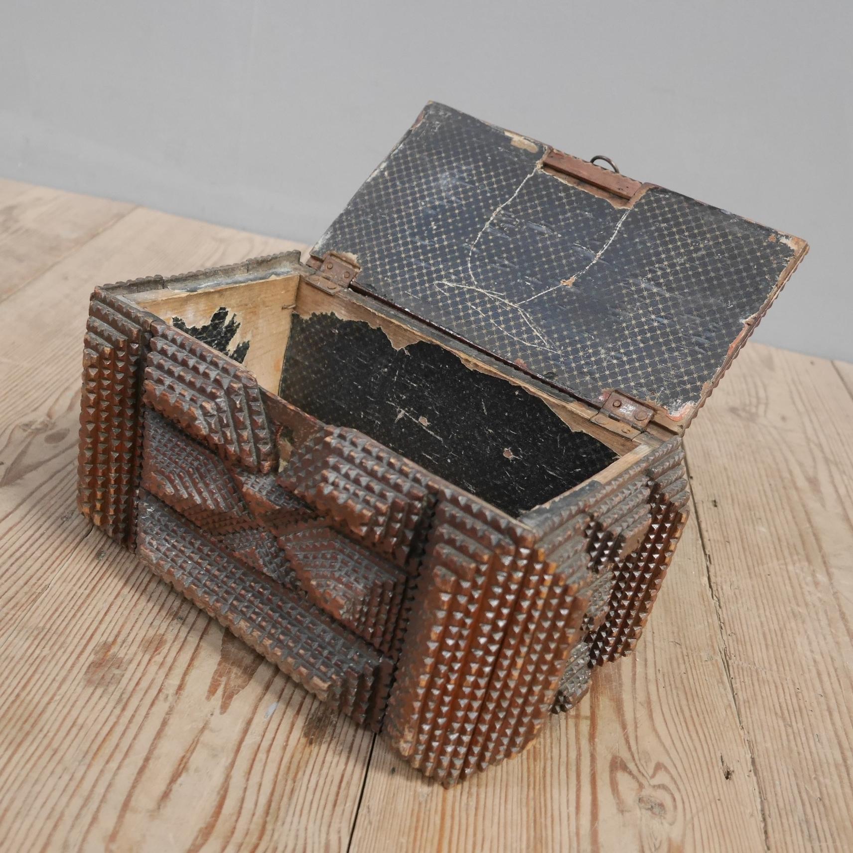 c1900 Folk Art Tramp Art Box im Zustand „Relativ gut“ im Angebot in Downham Market, GB