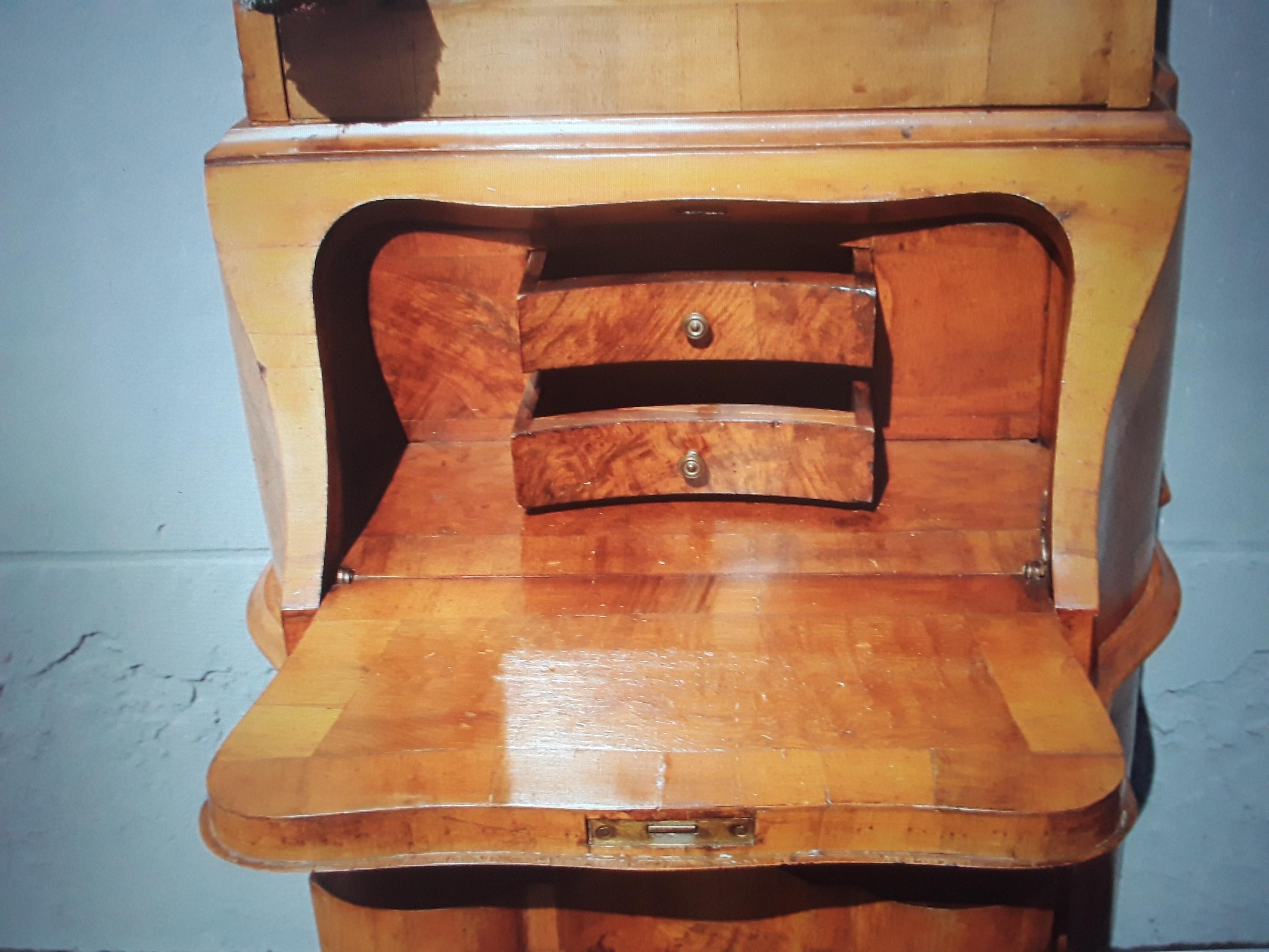 Französischer antiker Sekretär/Schreibtisch aus Wurzelholz im Louis-XVI.-Stil, um 1900, kleine Größe im Angebot 2