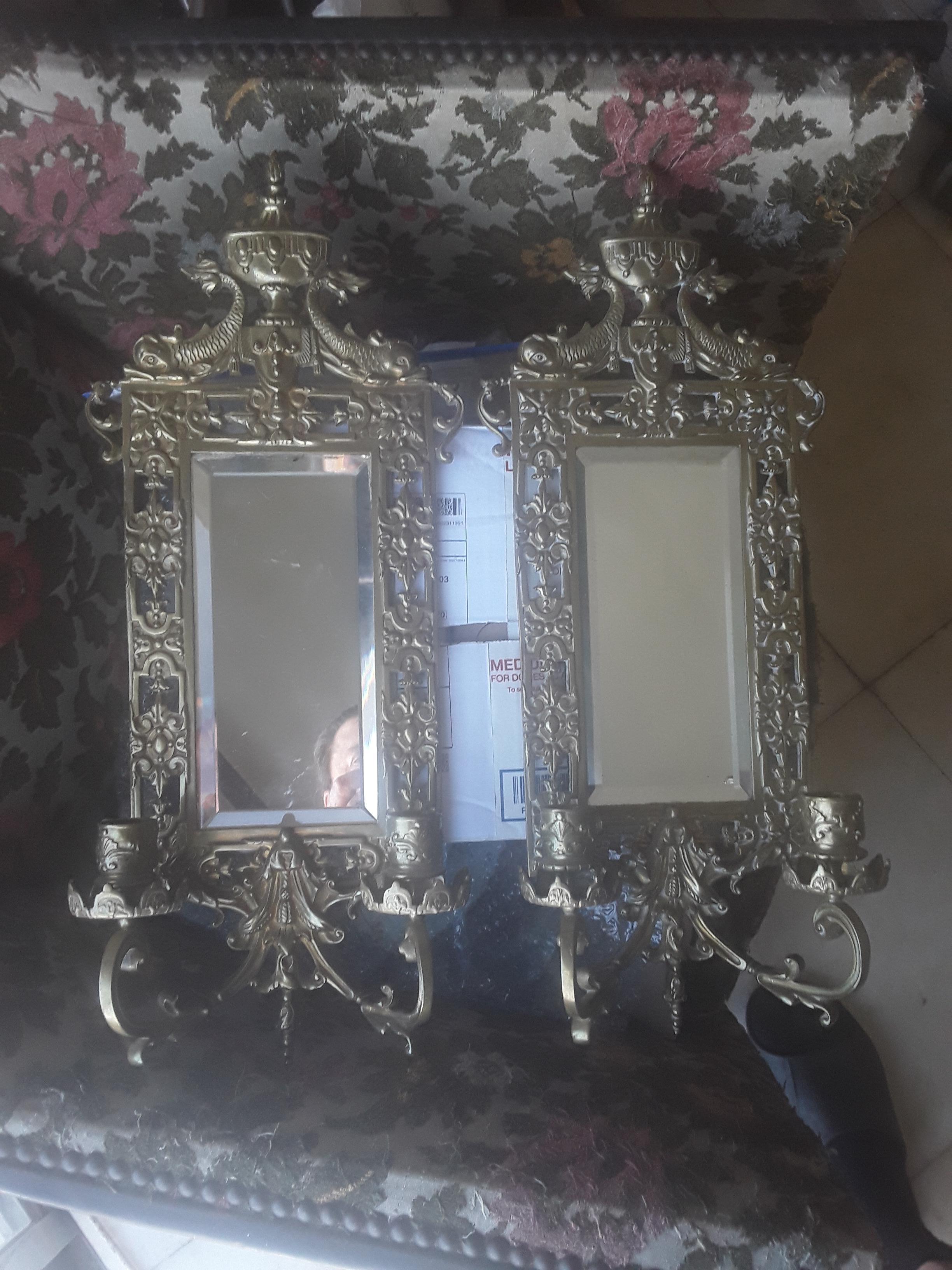 Coppia Antique c1900 French Neoclassical style Mirror Backed Cast Brass Candle Holder Wall Sconces. Molto dettagliato e di alta qualità. Dettaglio del pesce Koi, elementi neoclassici. Specchi smussati, applique pesanti. Facile da collegare