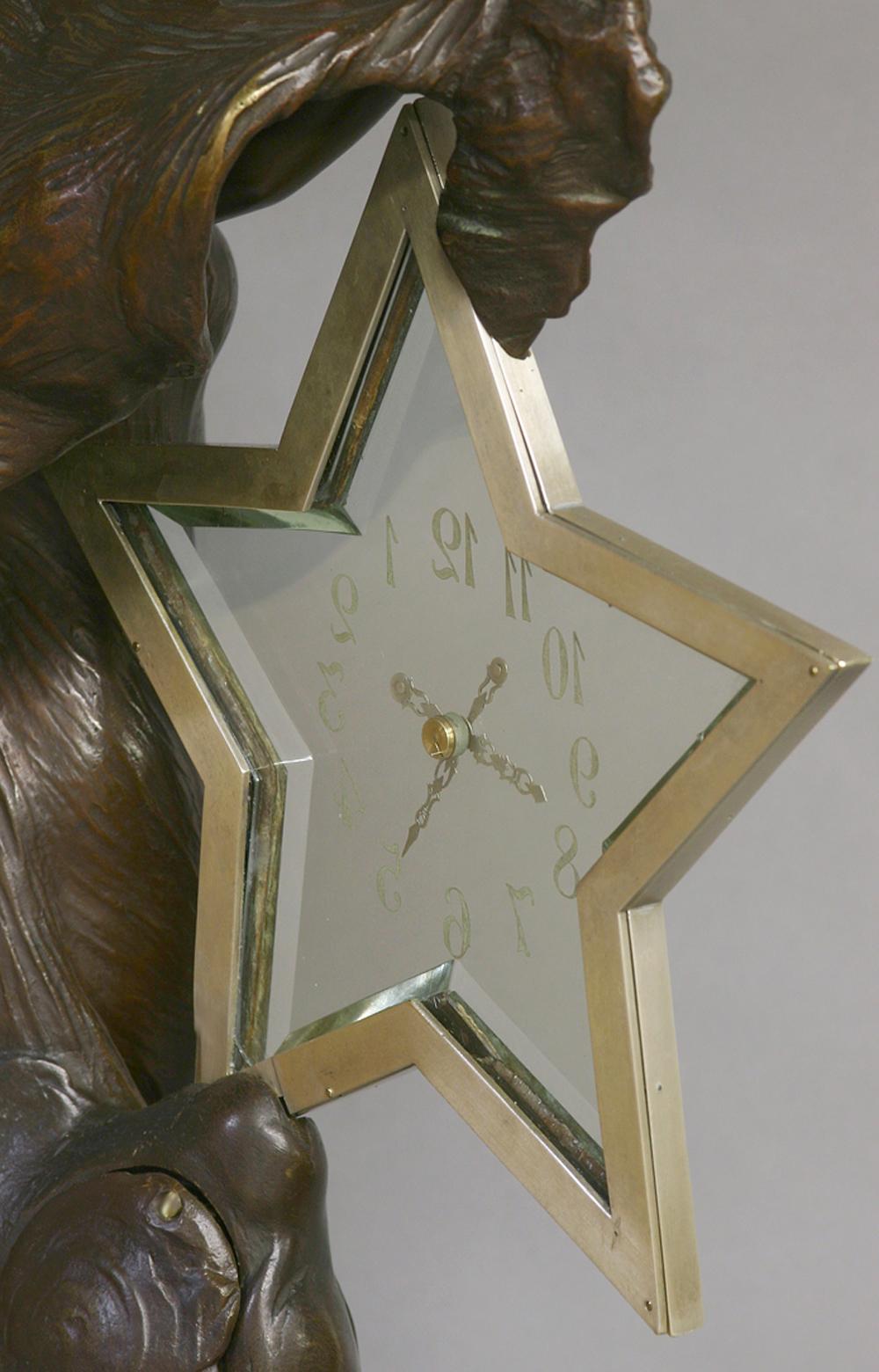 Début du 20ème siècle C.I.C. 1900 Horloge mystère en bronze patiné à deux aiguilles et cadran en verre en vente