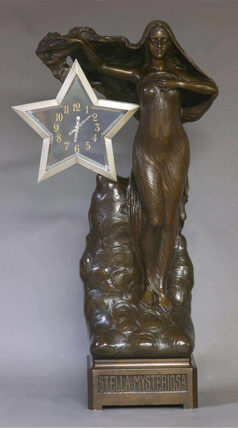 Bronze C.I.C. 1900 Horloge mystère en bronze patiné à deux aiguilles et cadran en verre en vente