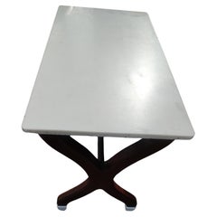 C1900 Mesa de heladería Base de caoba en X con tablero de grueso cristal de leche