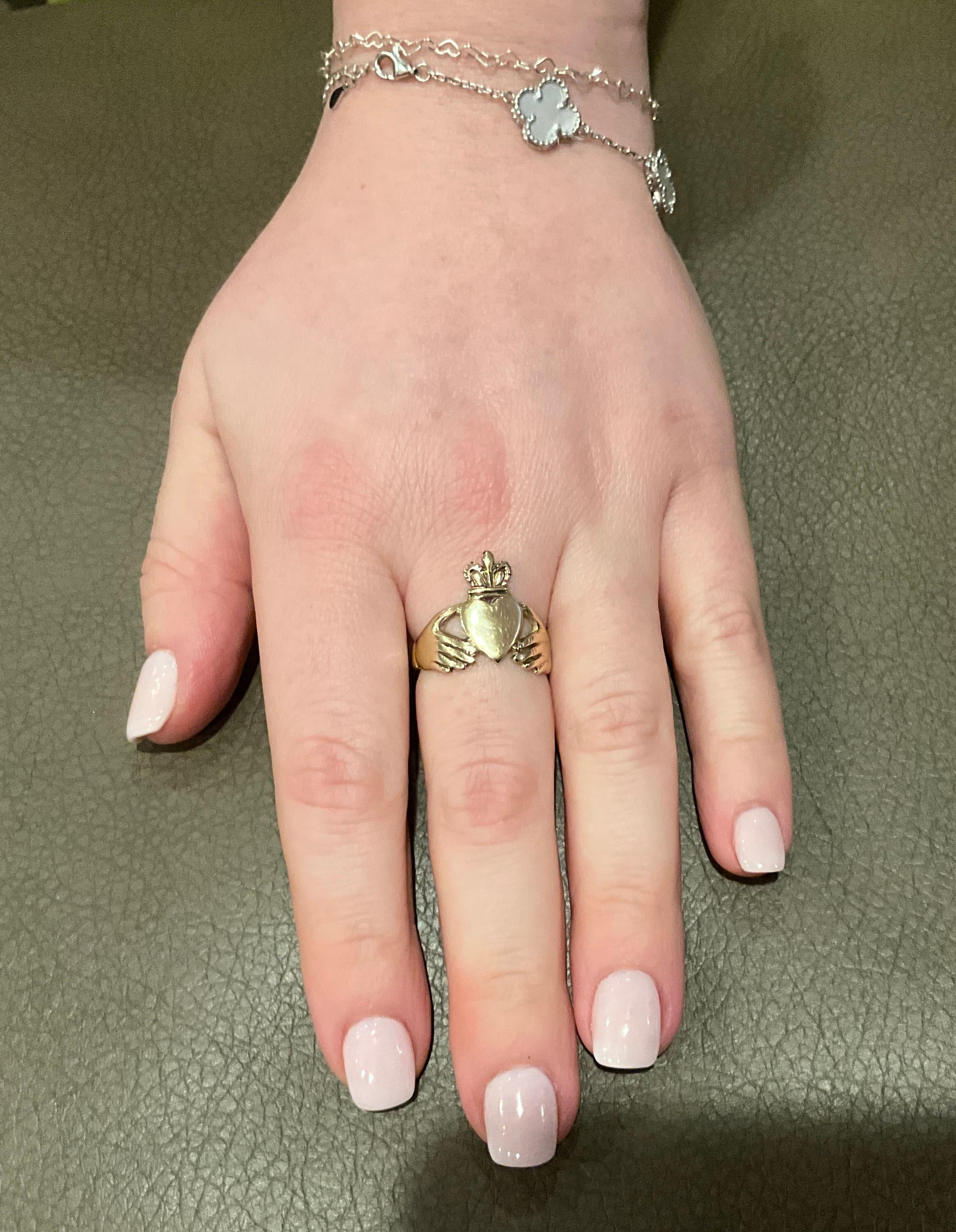C1900 Irish Claddagh Ring with Hands Holding Heart, size 9 In Good Condition In Baltimore, MD