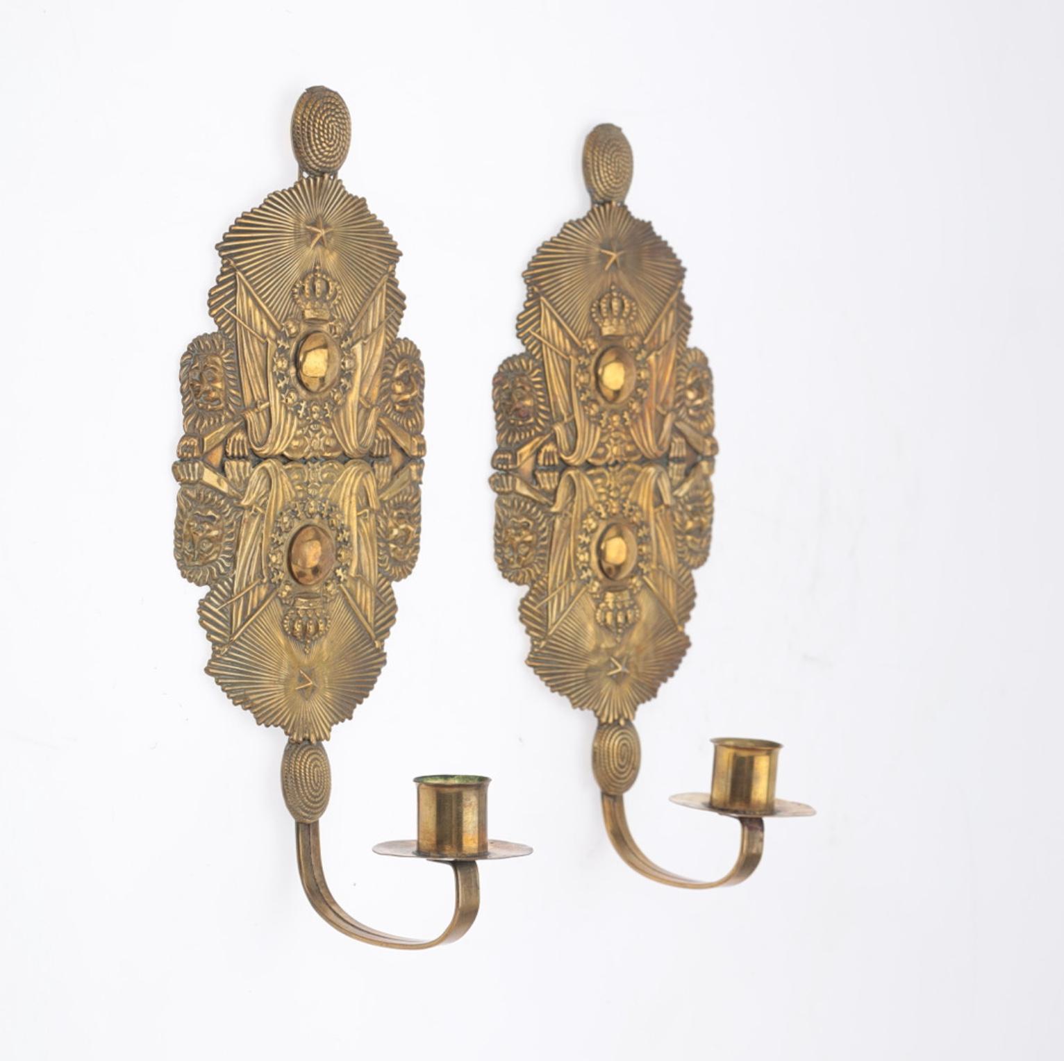 Il design dettagliato in rilievo con leoni, bandiere, corone e simboli militari suggerisce che venivano utilizzati negli alloggi degli ufficiali o nelle sale per le cerimonie militari.
La corona in alto indica probabilmente un legame con la famiglia