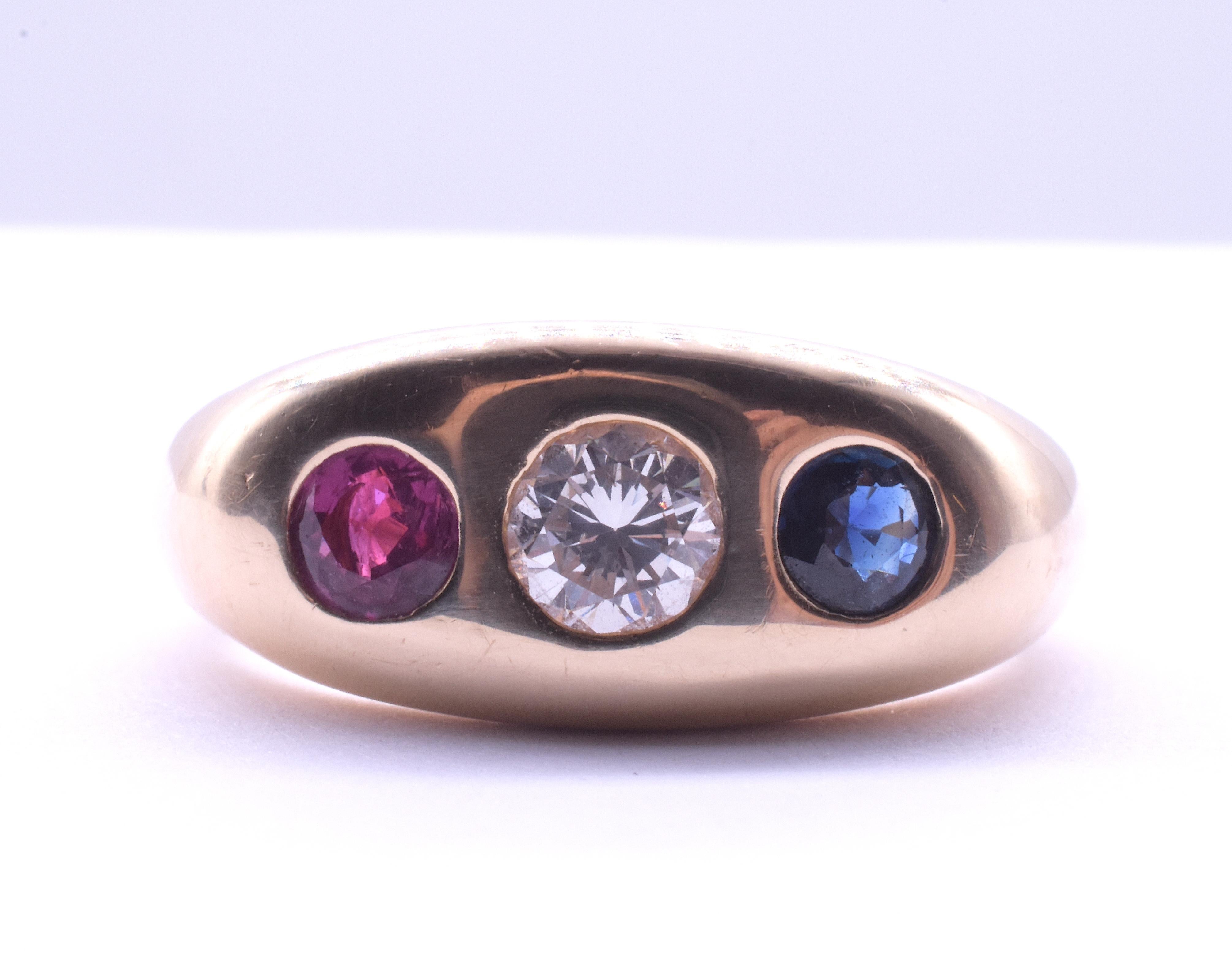C1940 Anillo de tres piedras con zafiro rubí y diamantes de 14 quilates montado al ras en venta 4