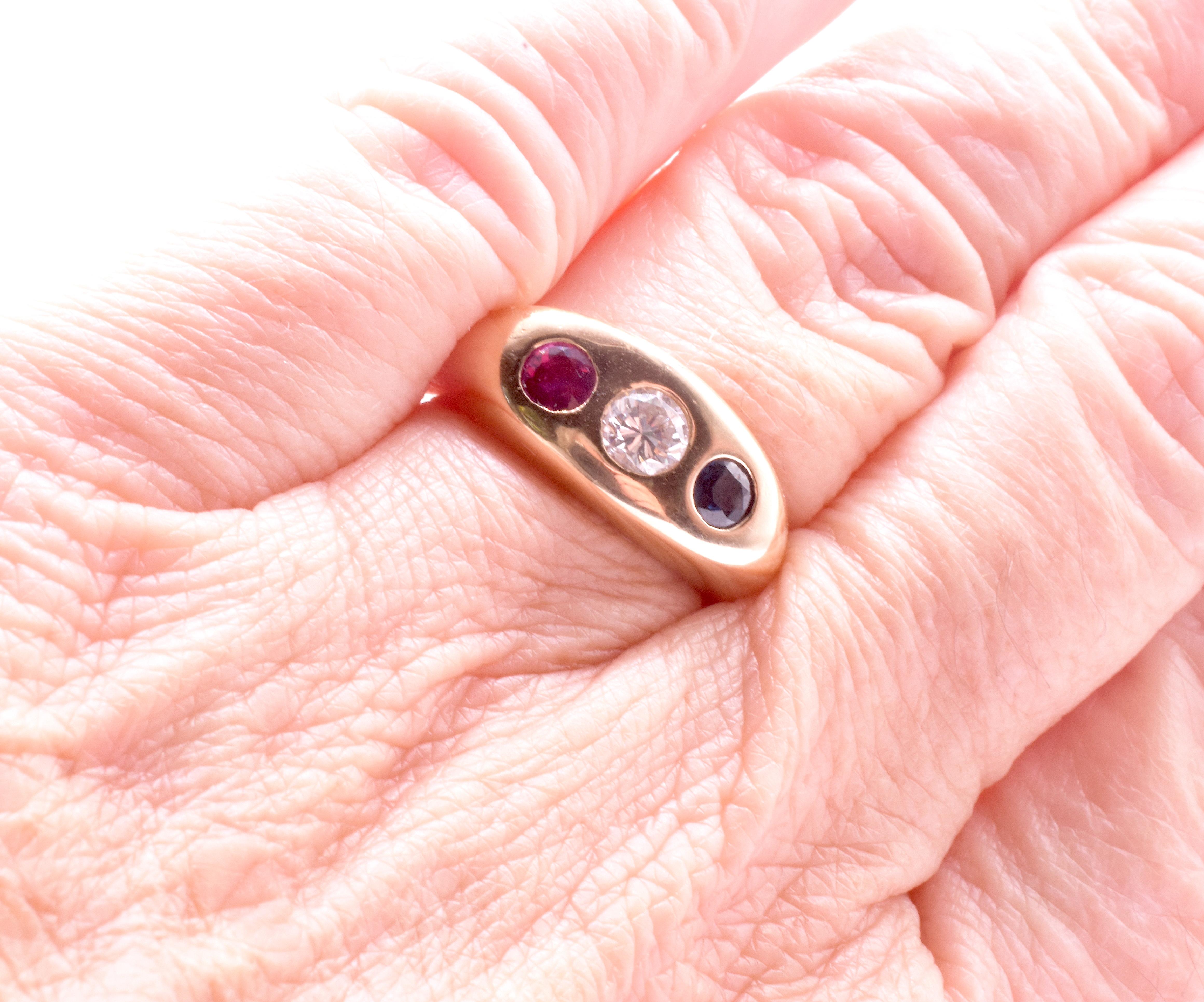 C1940 Anillo de tres piedras con zafiro rubí y diamantes de 14 quilates montado al ras en venta 5