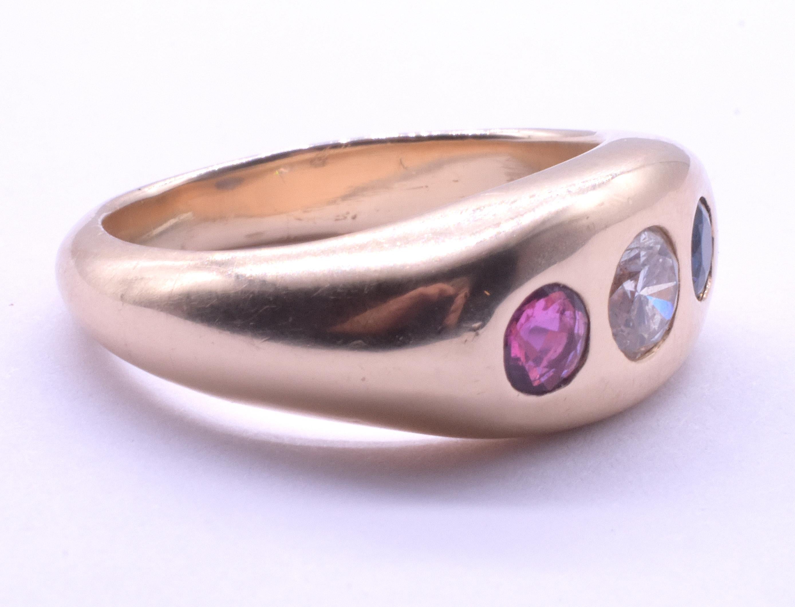 C1940 Anillo de tres piedras con zafiro rubí y diamantes de 14 quilates montado al ras en venta 6