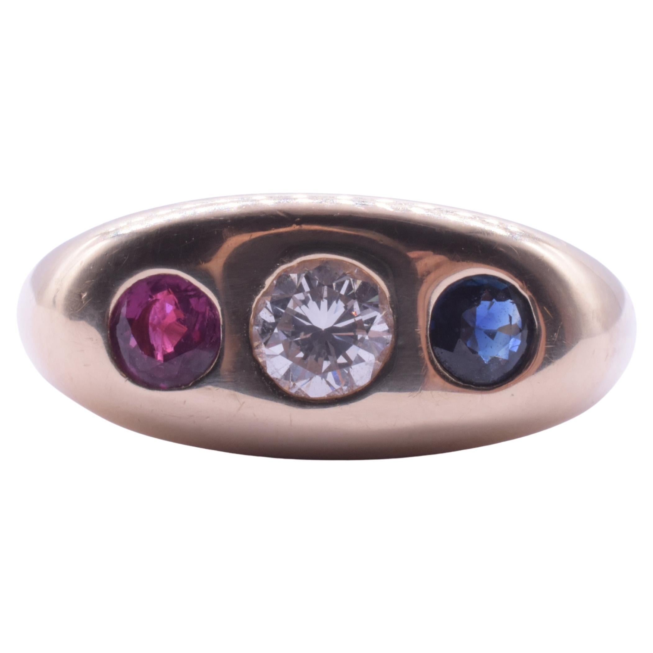 C1940 Anillo de tres piedras con zafiro rubí y diamantes de 14 quilates montado al ras Victoriano tardío en venta