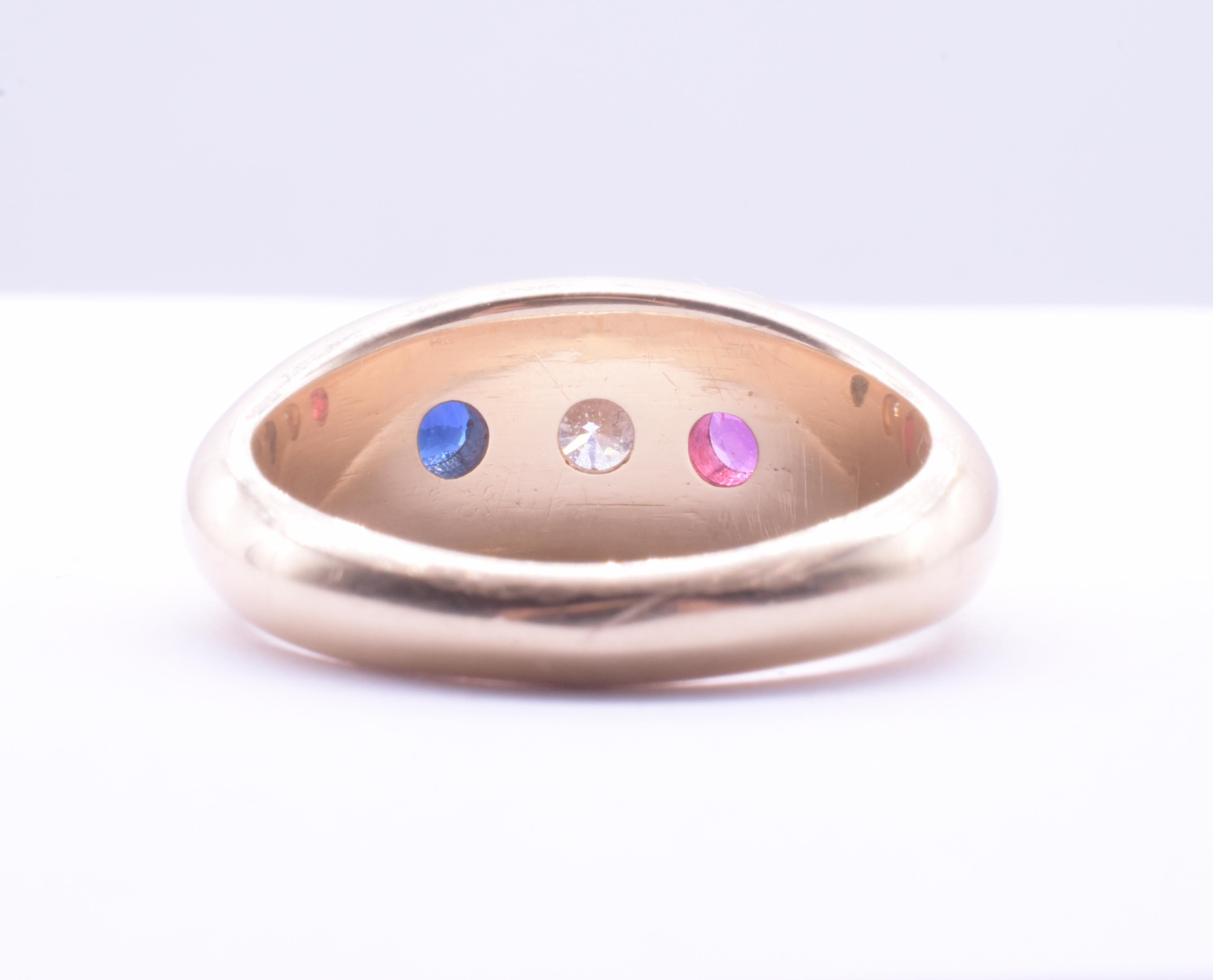 C1940 Anillo de tres piedras con zafiro rubí y diamantes de 14 quilates montado al ras Corte brillante en venta