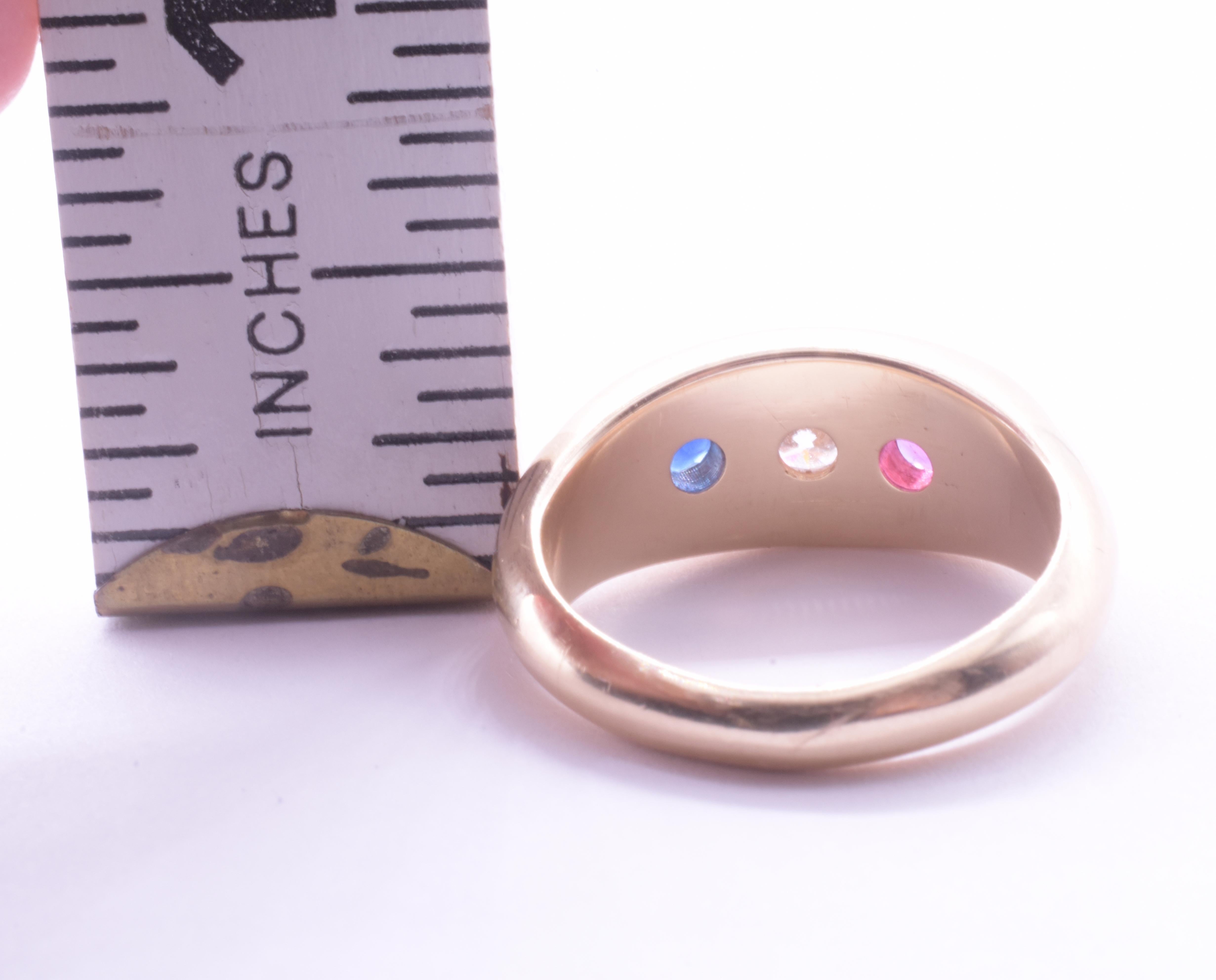 C1940 Anillo de tres piedras con zafiro rubí y diamantes de 14 quilates montado al ras en Excelente estado para la venta en Baltimore, MD