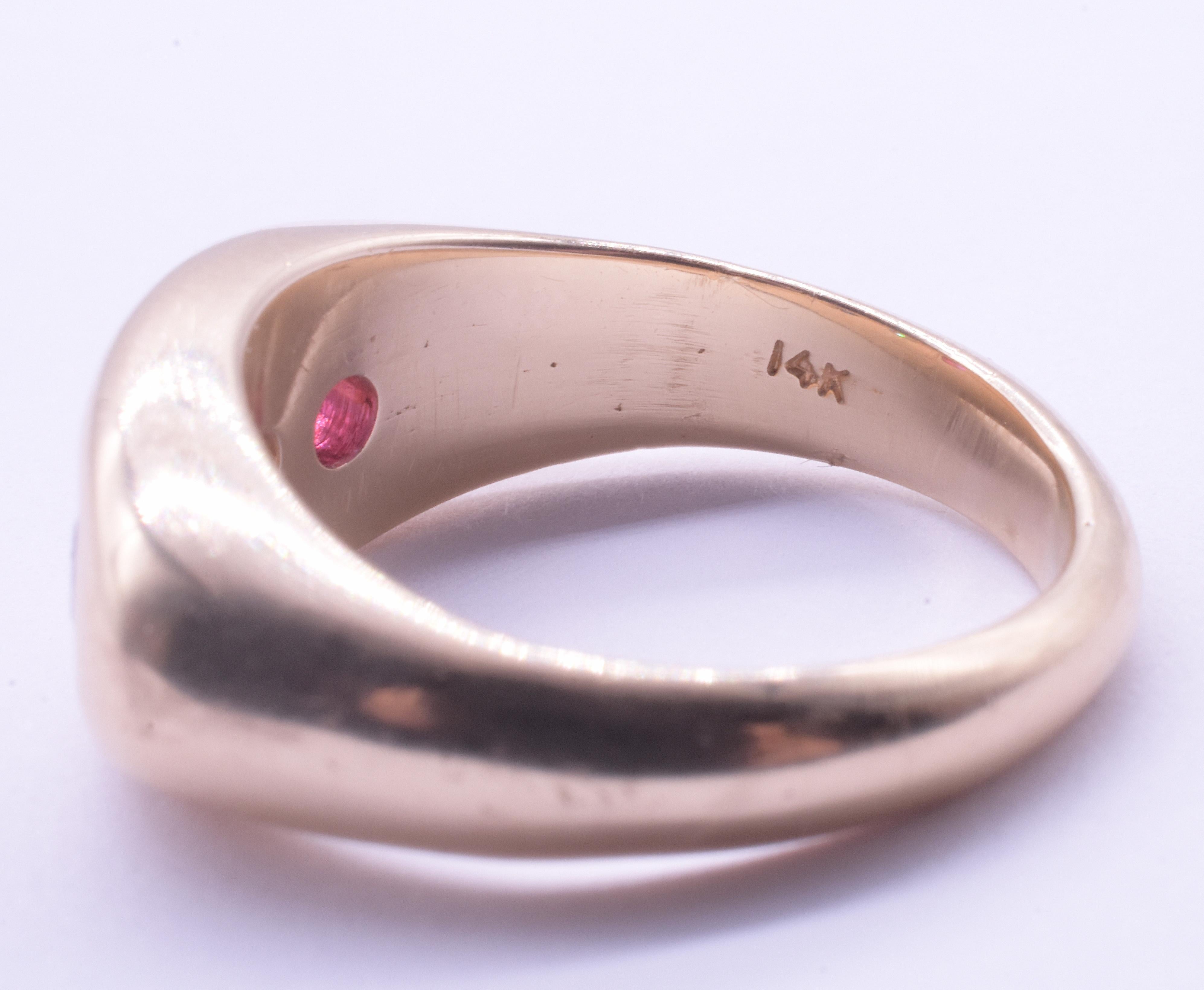 Femenino o masculino C1940 Anillo de tres piedras con zafiro rubí y diamantes de 14 quilates montado al ras en venta