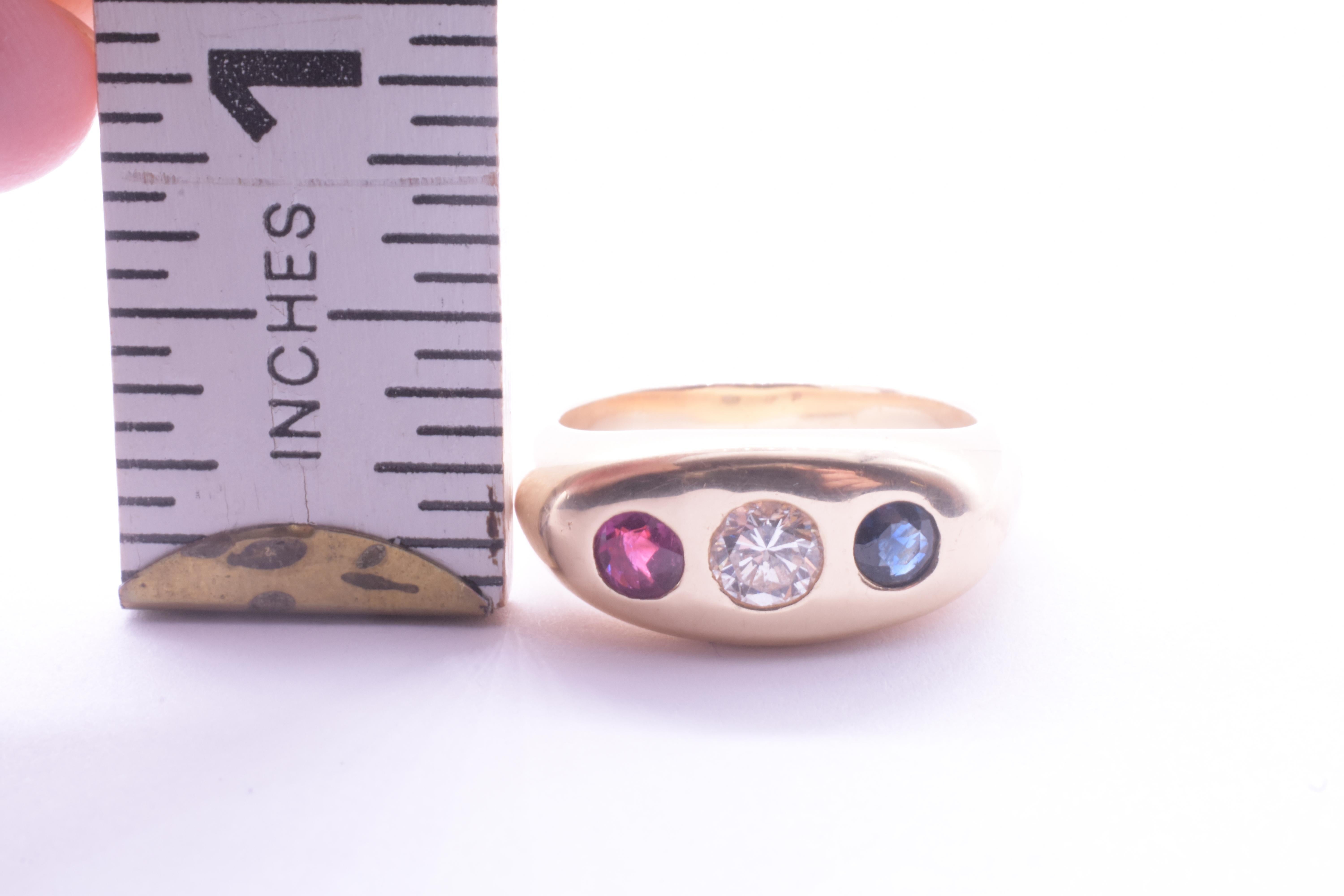 C1940 Anillo de tres piedras con zafiro rubí y diamantes de 14 quilates montado al ras en venta 1