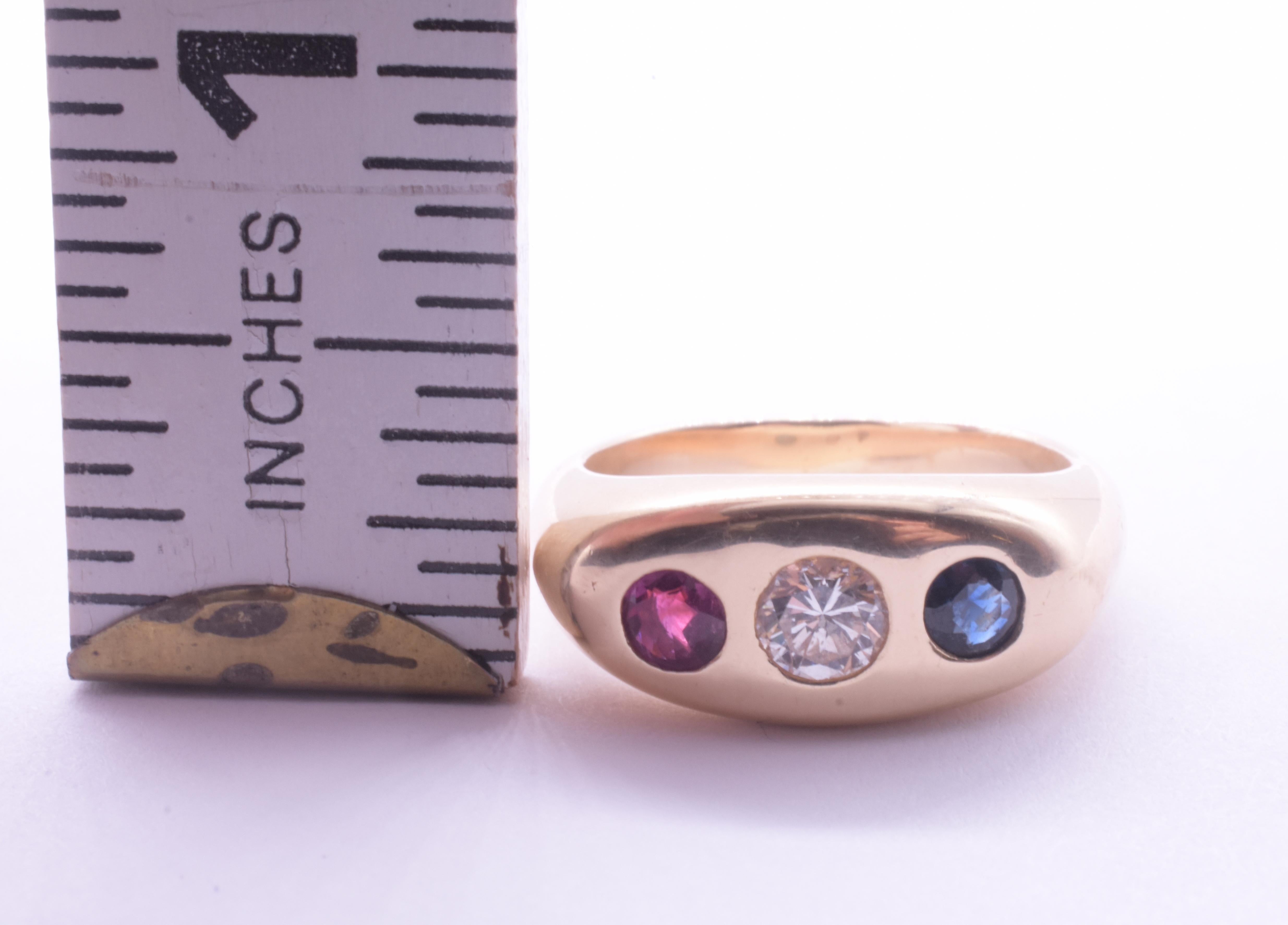 C1940 Anillo de tres piedras con zafiro rubí y diamantes de 14 quilates montado al ras en venta 2