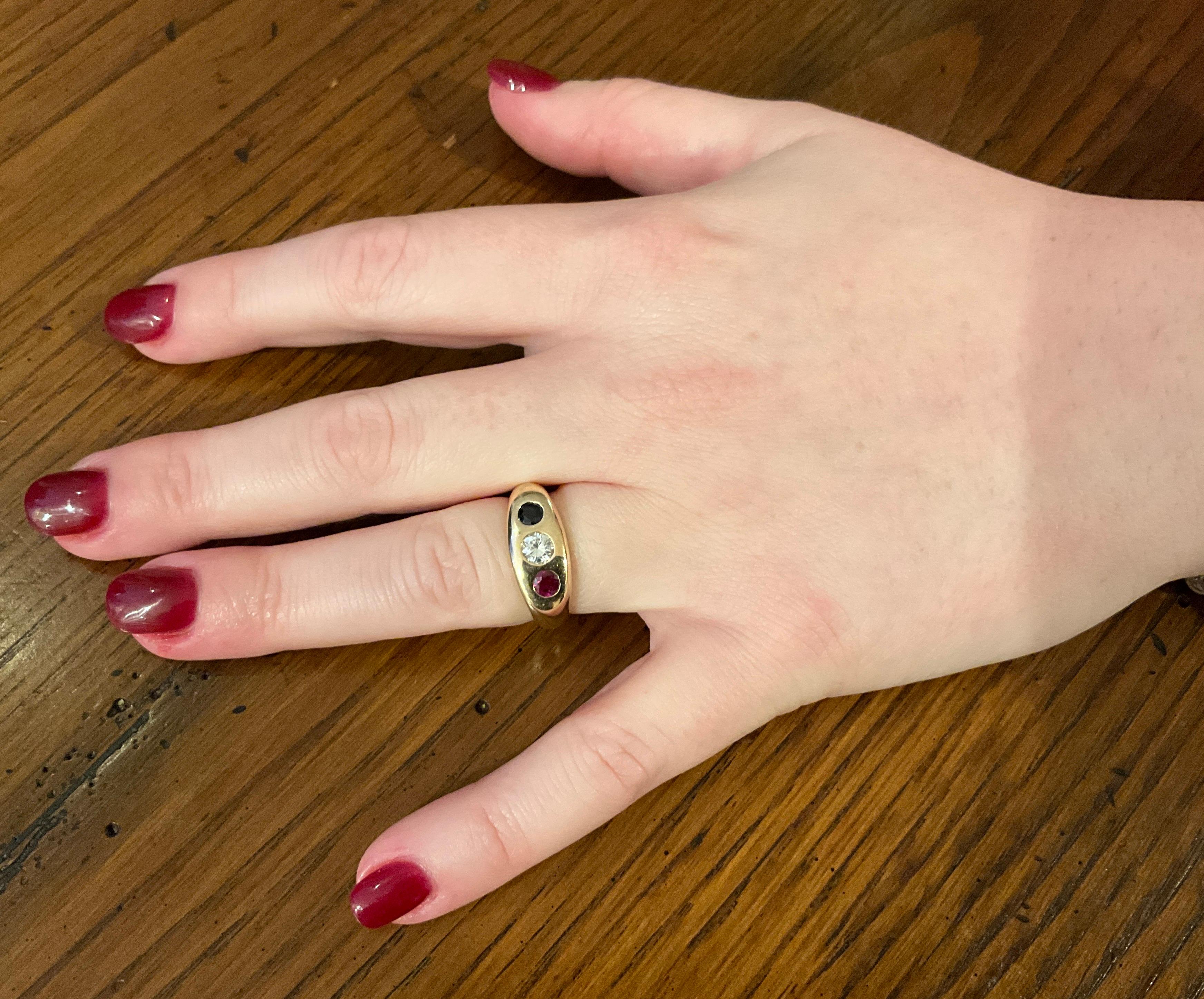 C1940 Anillo de tres piedras con zafiro rubí y diamantes de 14 quilates montado al ras en venta 3