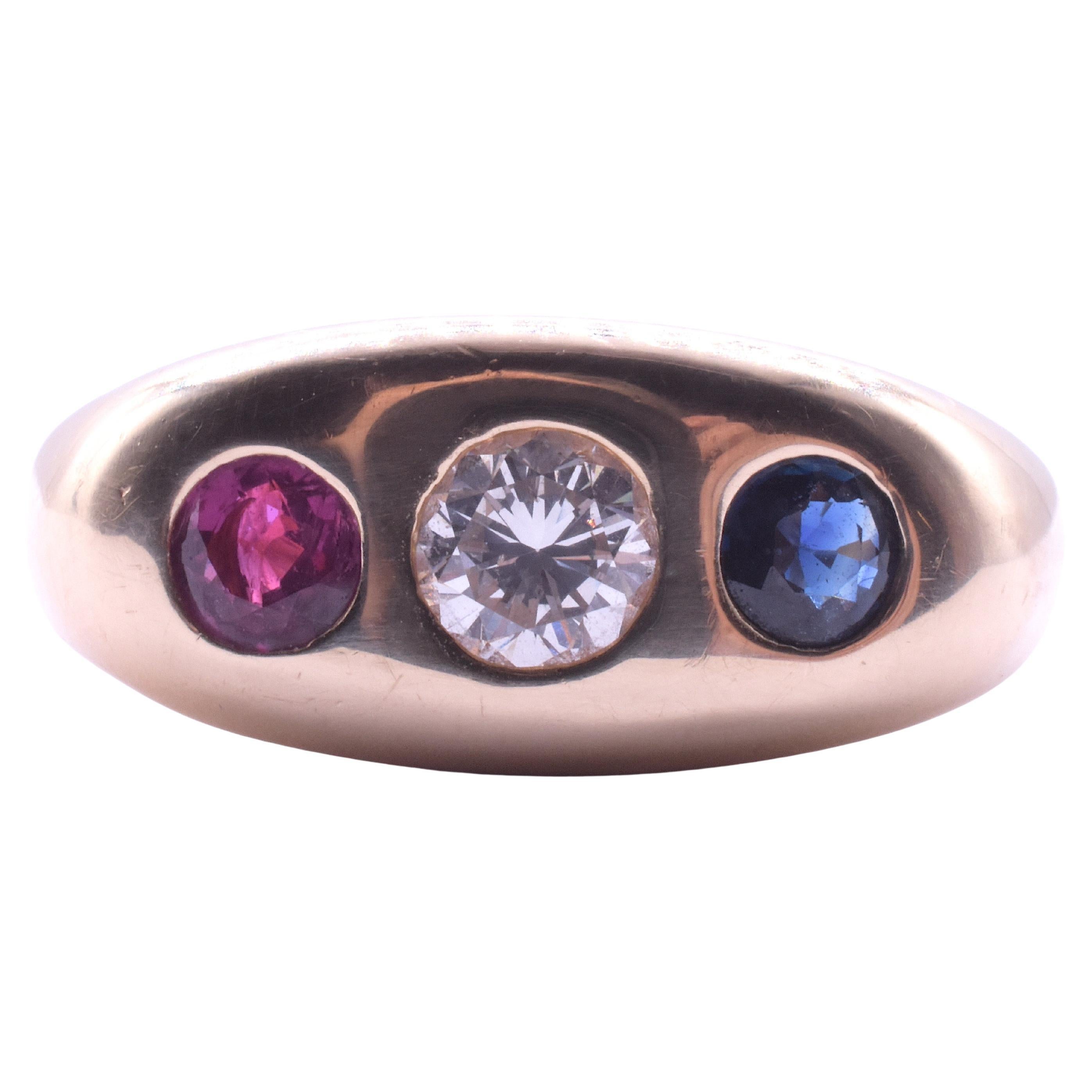 C1940 Anillo de tres piedras con zafiro rubí y diamantes de 14 quilates montado al ras