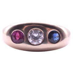 C1940 Bague à trois pierres à monture affleurante en rubis, saphir et diamant 14K