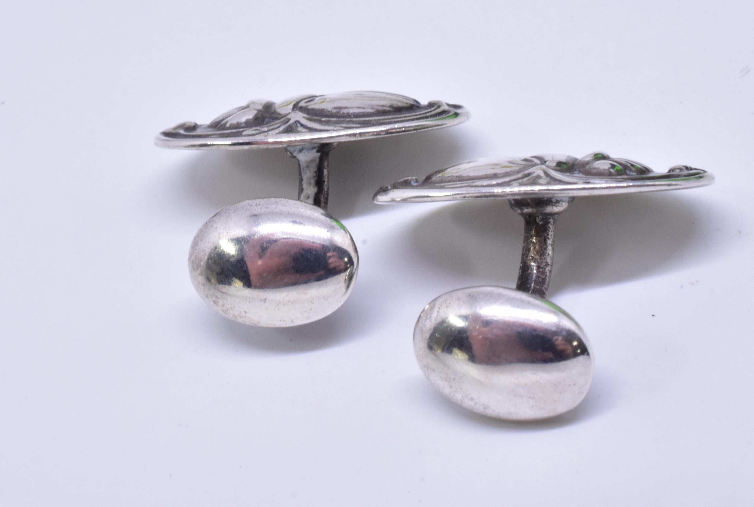 Art nouveau Unger Brothers Boutons de manchette scarabée en argent de style néo-égyptien, vers 1900 en vente