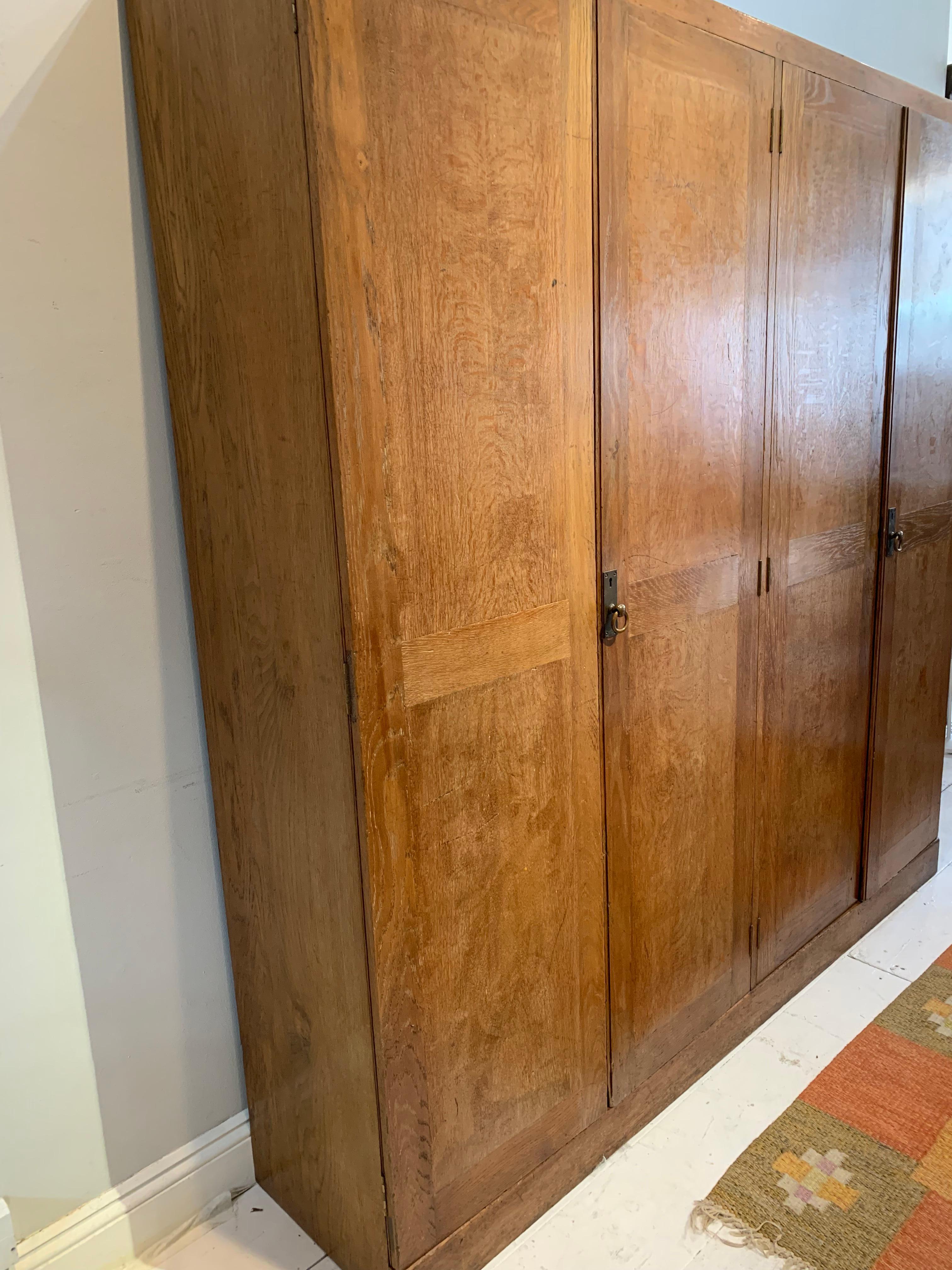 Un bel mobile inglese a quattro ante in un caldo color rovere medio.
Con due semplici ma eleganti maniglie ad anello bronzate sulle ante, è stata dotata nel tempo di utili ripiani interni.
Un pezzo solido che si adatta bene sia agli interni