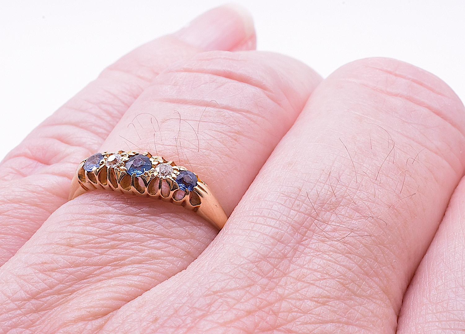 C1910 Ring mit 5 Steinen, 18 Karat Saphir und Diamant Damen