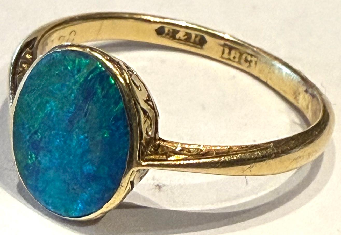 C1910 18K Lightening Ridge Australian Single Stone Peacock Feather Opal Ring In Excellent Condition For Sale In Baltimore, MD