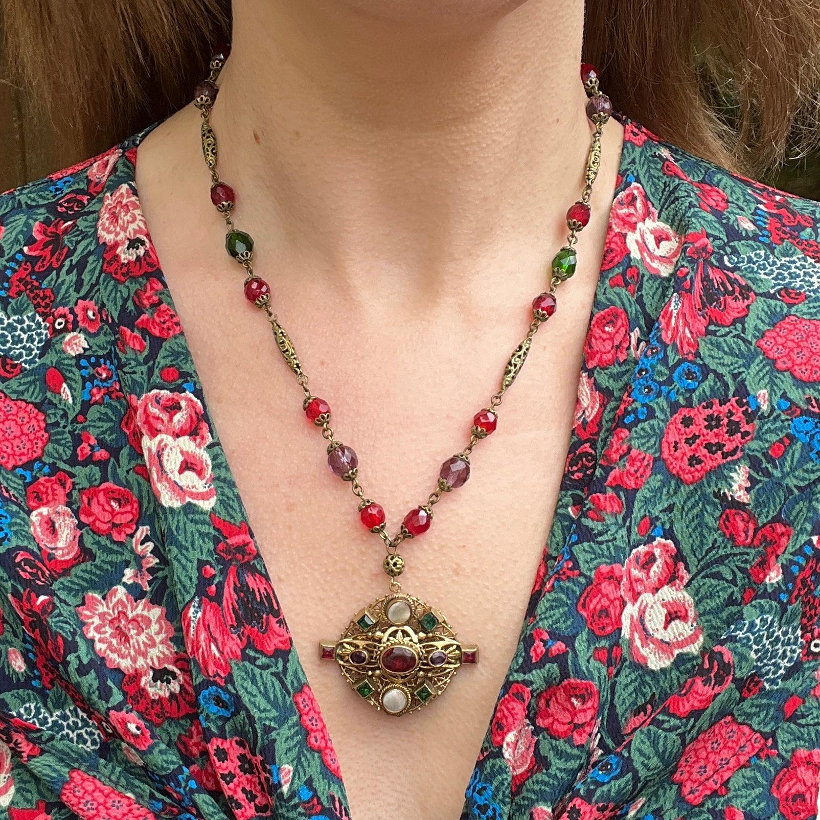 Ce magnifique collier reflète le savoir-faire artisanal et le souci du détail qui caractérisent la conception des bijoux tchécoslovaques. 

Rapport de condition :
Très bon - Un minuscule élément de rayure à la surface de la pierre de verre centrale