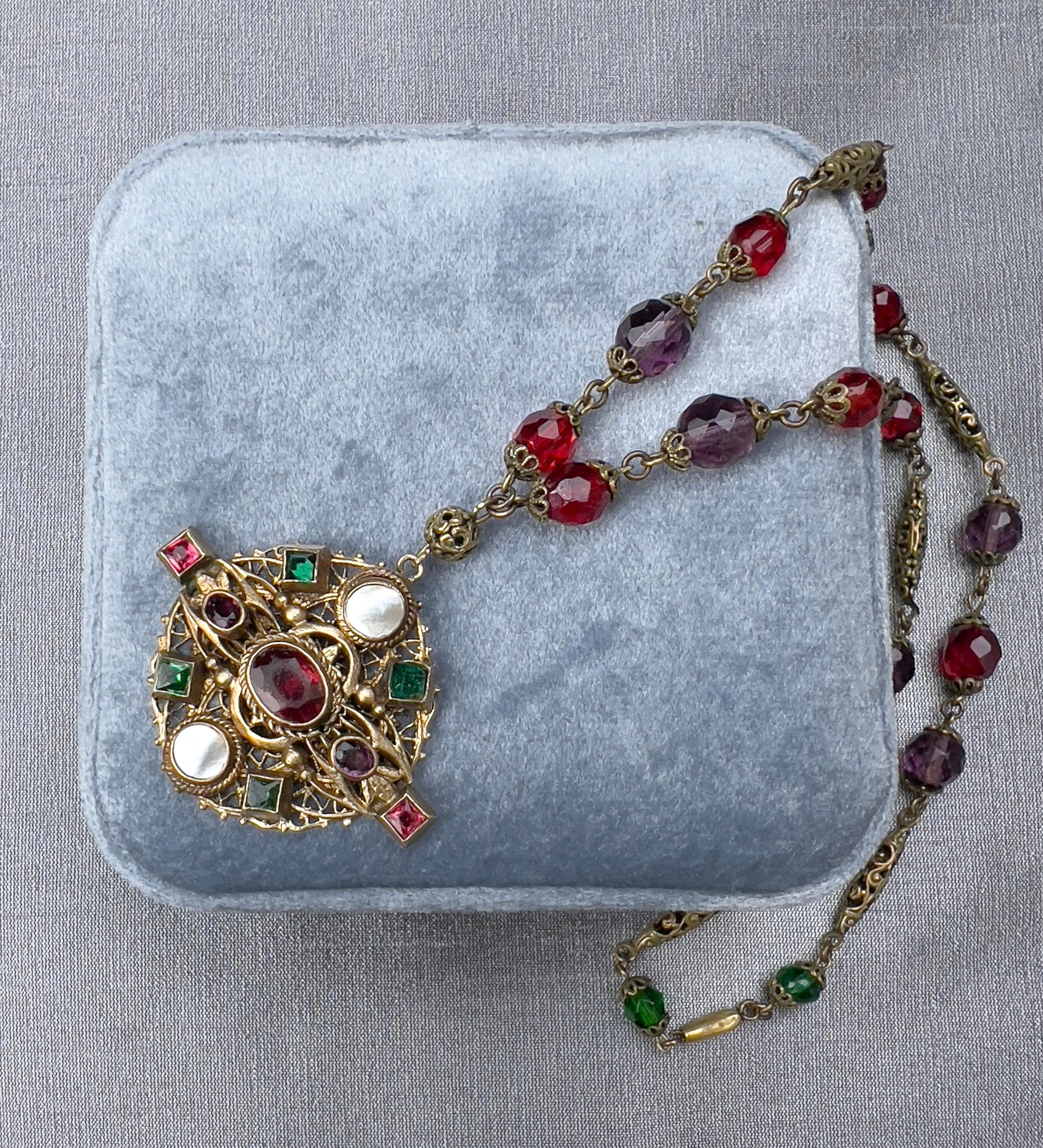 Édouardien A.I.C C. Collier à pendentifs en verre antique d'inspiration byzantine en vente