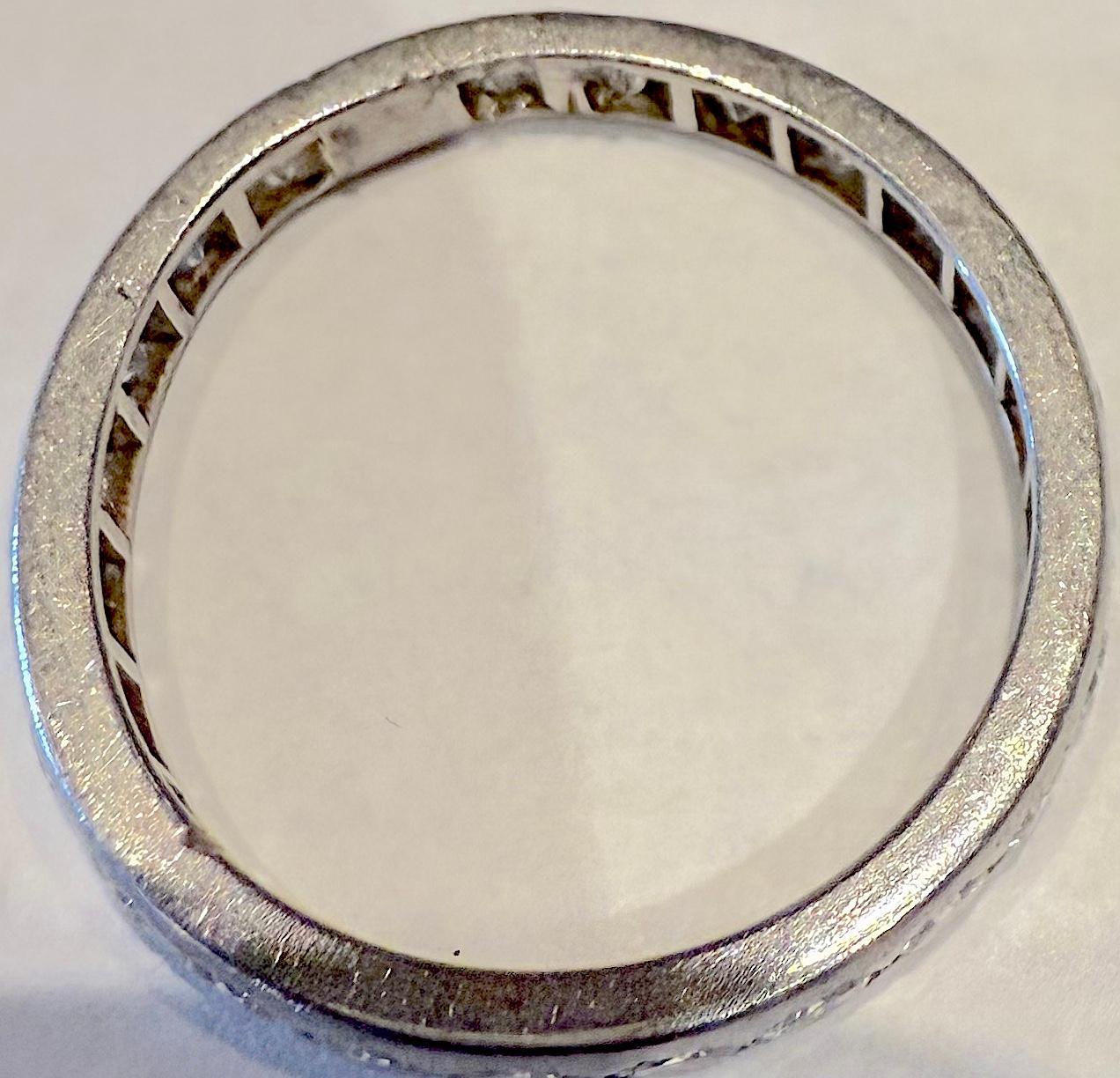 Questa fascia per l'eternità con diamanti del 1910 circa, incastonata in oro bianco, ha 23 diamanti rotondi taglio Brilliante VS brillante Colore I, per un peso di 1,15 carati.
Si adatta a un dito 9 1/4.  Di solito le fedi eternity non possono