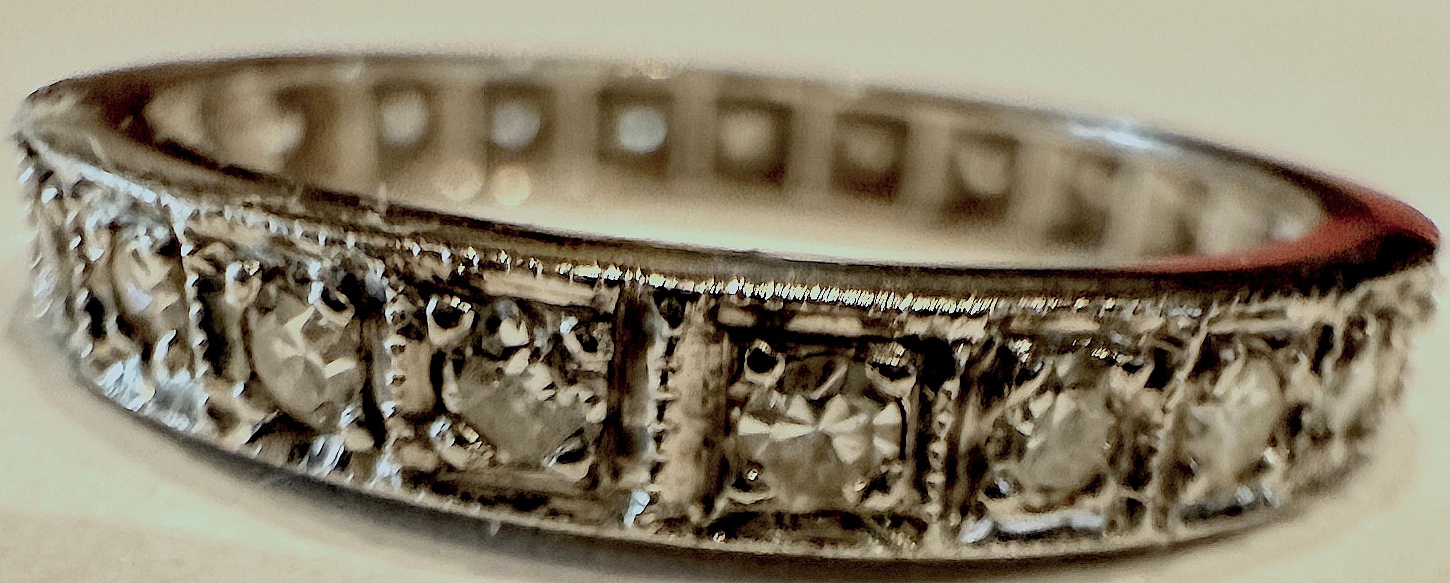 Dieser beeindruckende Diamant-Ewigkeitsring aus dem Jahr 1910 ist in 18 Karat Weißgold gefasst und hat die Größe 8 1/4.   Wenn Sie die glückliche Trägerin der Größe 8,25 sind, ist dies der Ring, nach dem Sie gesucht haben.  Die  Ring hat 23