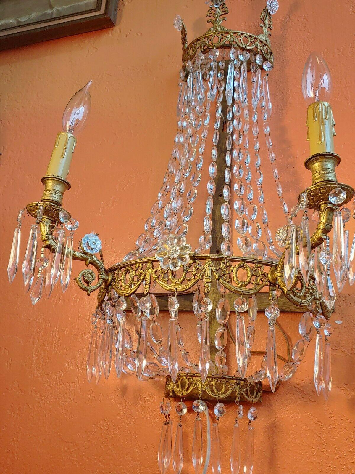Début du 20ème siècle c1910 Appliques Empire en métal doré avec cadre en cristal taillé en cascade et forme de panier en vente