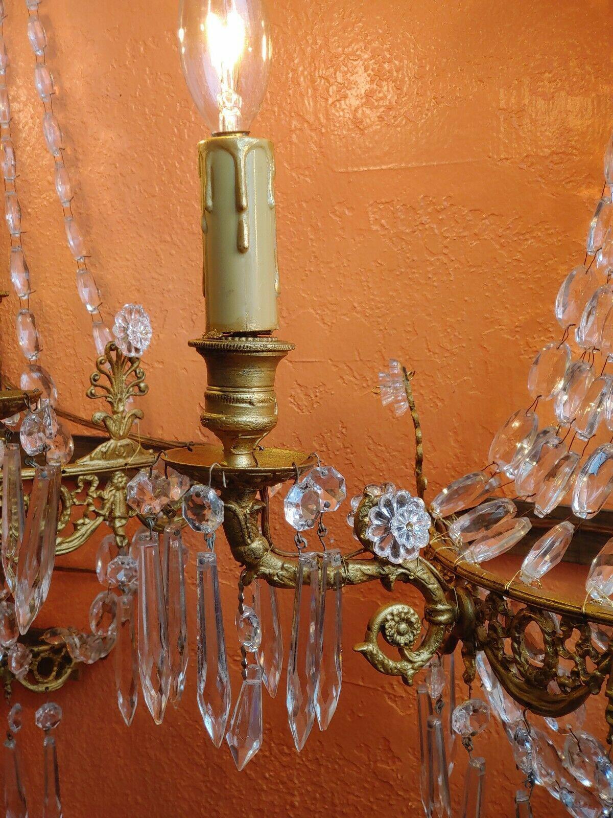 c1910 Appliques Empire en métal doré avec cadre en cristal taillé en cascade et forme de panier en vente 1