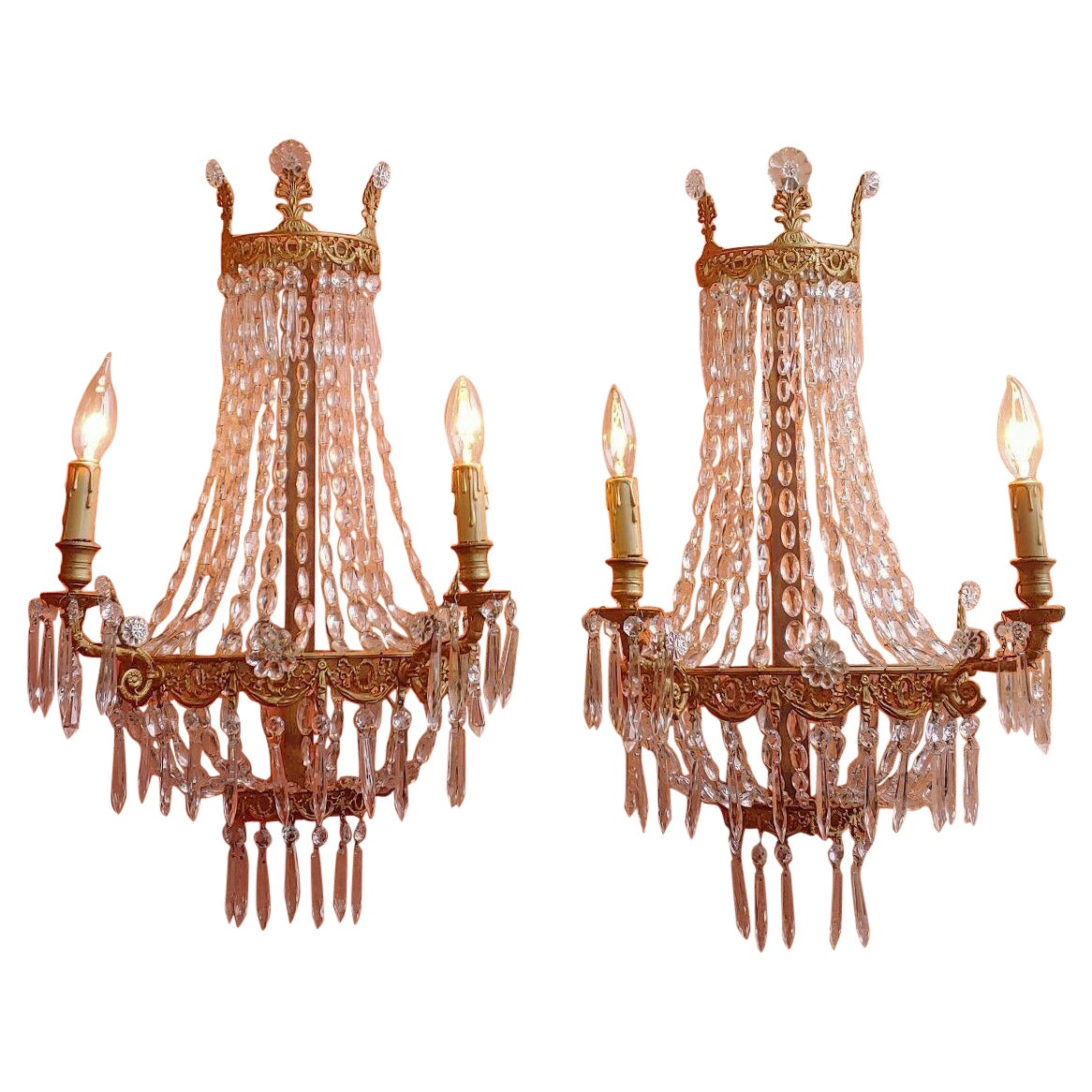 c1910 Appliques Empire en métal doré avec cadre en cristal taillé en cascade et forme de panier en vente