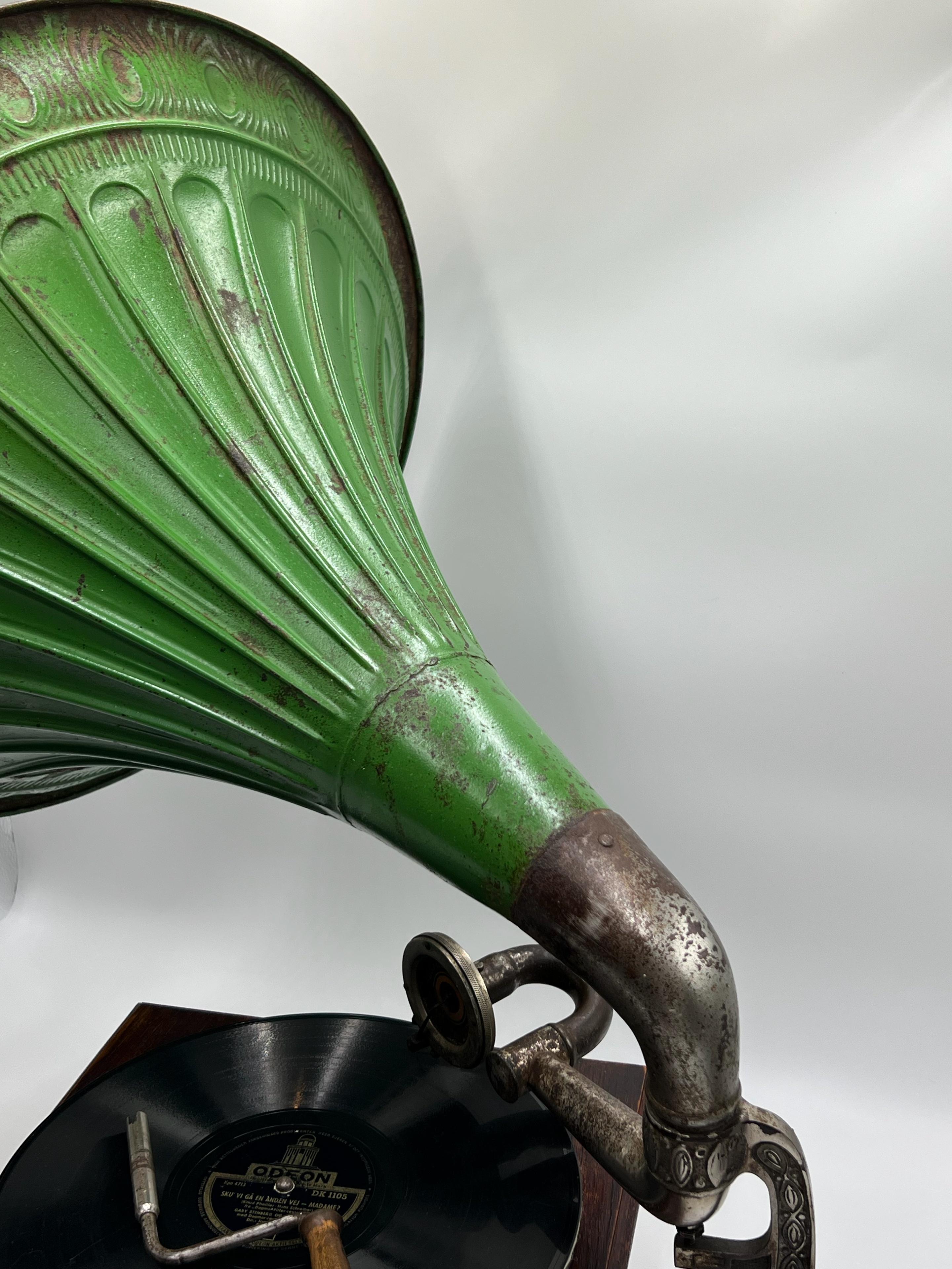c1910s Horn Gramophone - Phonographe avec Polyphon Concert Soundbox, étui en Oak en vente 3