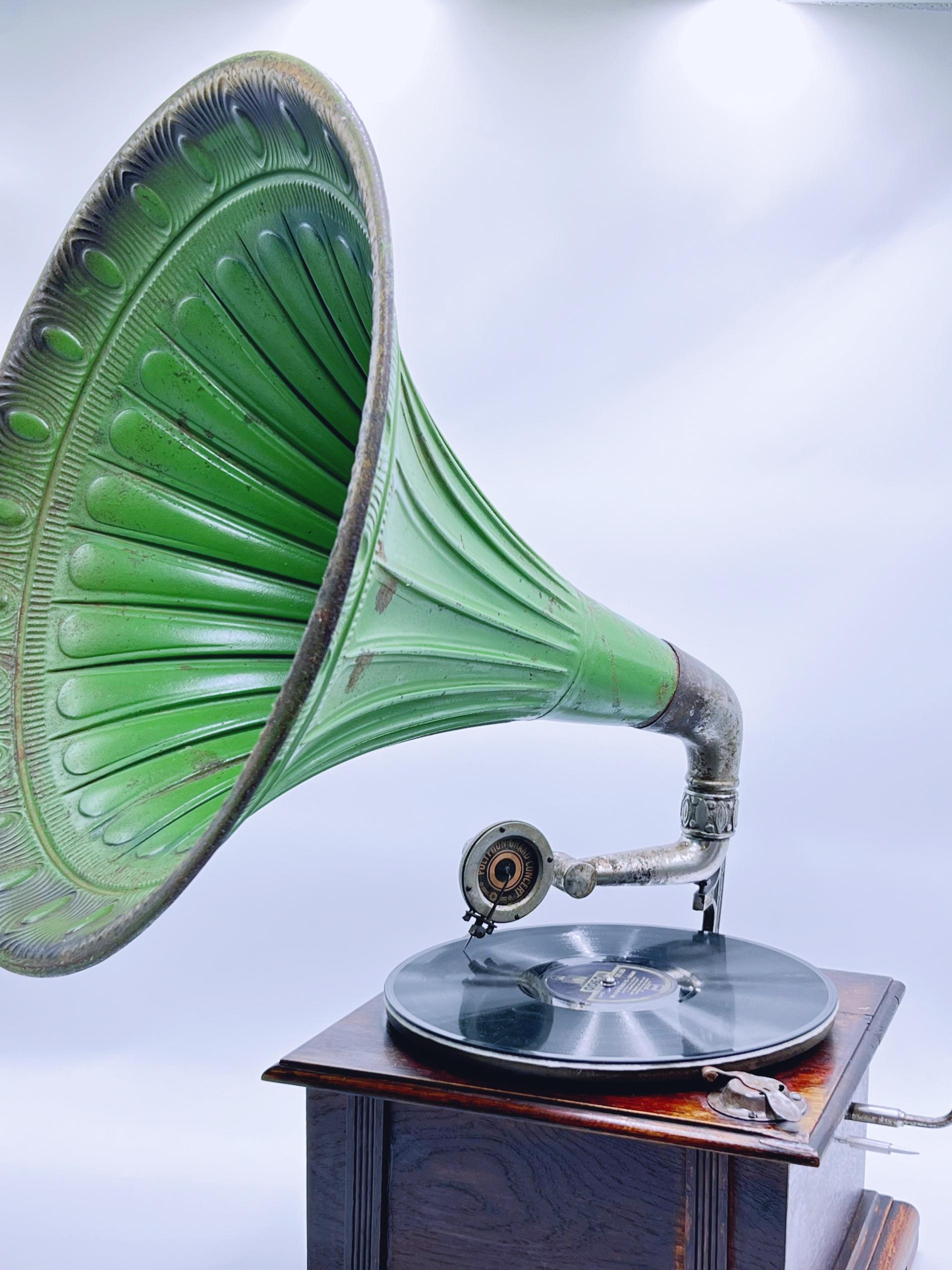 c1910s Horn Gramophone - Phonographe avec Polyphon Concert Soundbox, étui en Oak en vente 4