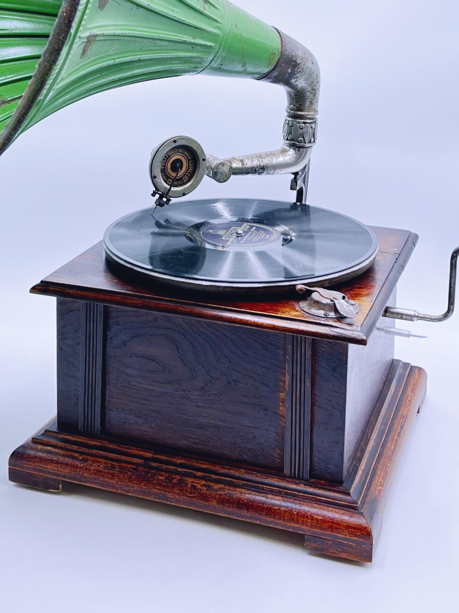 c1910s Horn Gramophone - Phonographe avec Polyphon Concert Soundbox, étui en Oak en vente 6