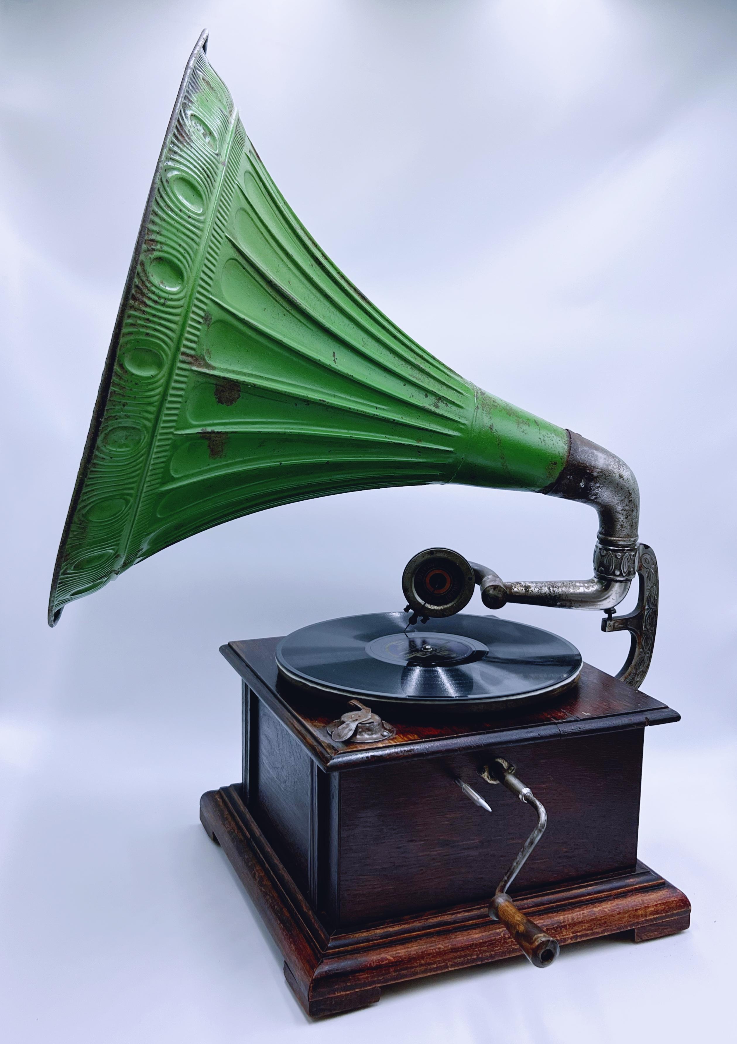 Gramophone primitif ancien à corne - Phonographe avec caisse de résonance de concert à polyphon

Ce gramophone exquis est doté d'un boîtier en chêne fabriqué à la main et d'une corne en fer/métal peinte en vert, ce qui lui confère un charme vintage