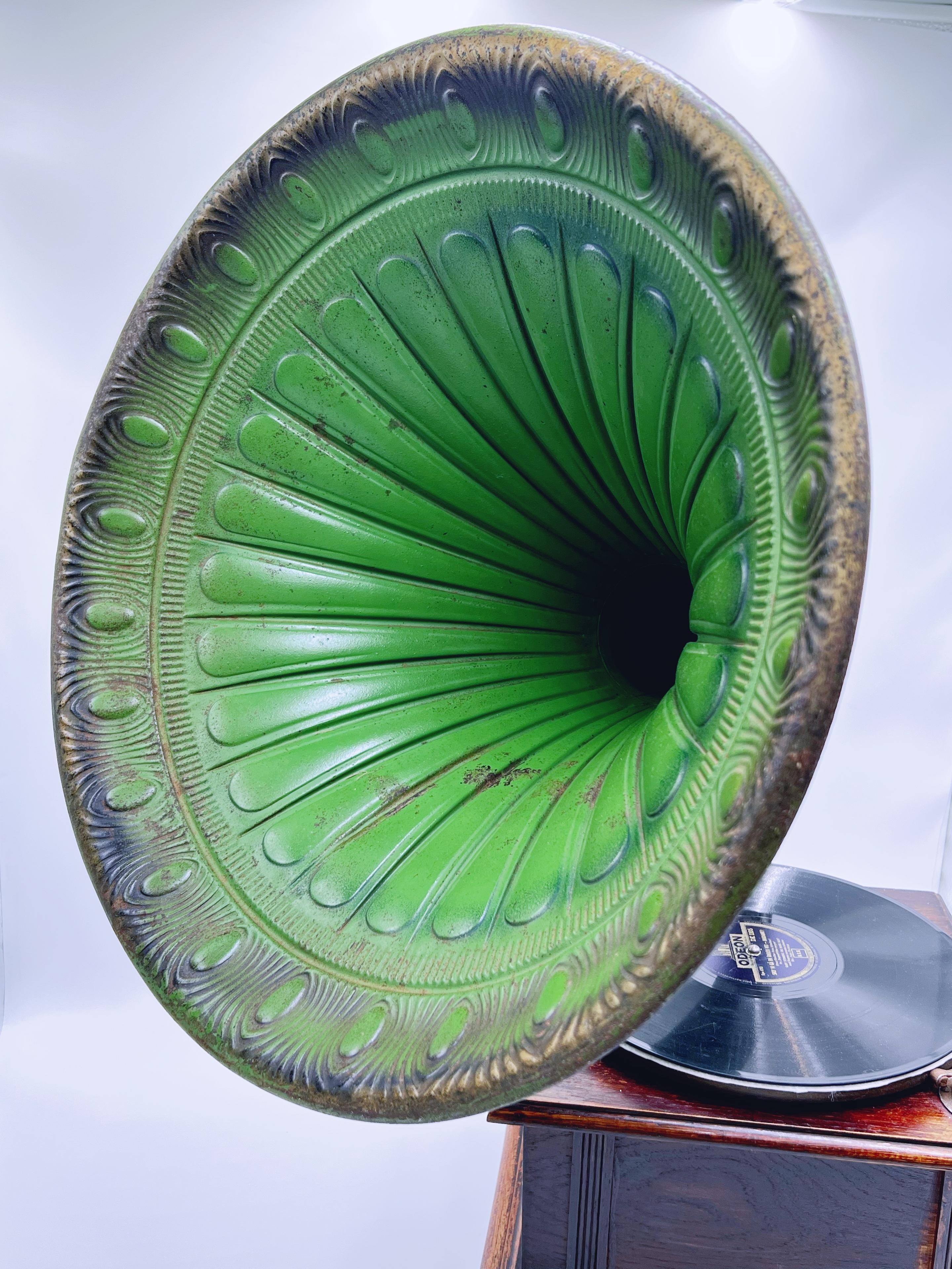 Arts and Crafts c1910s Horn Gramophone - Phonographe avec Polyphon Concert Soundbox, étui en Oak en vente