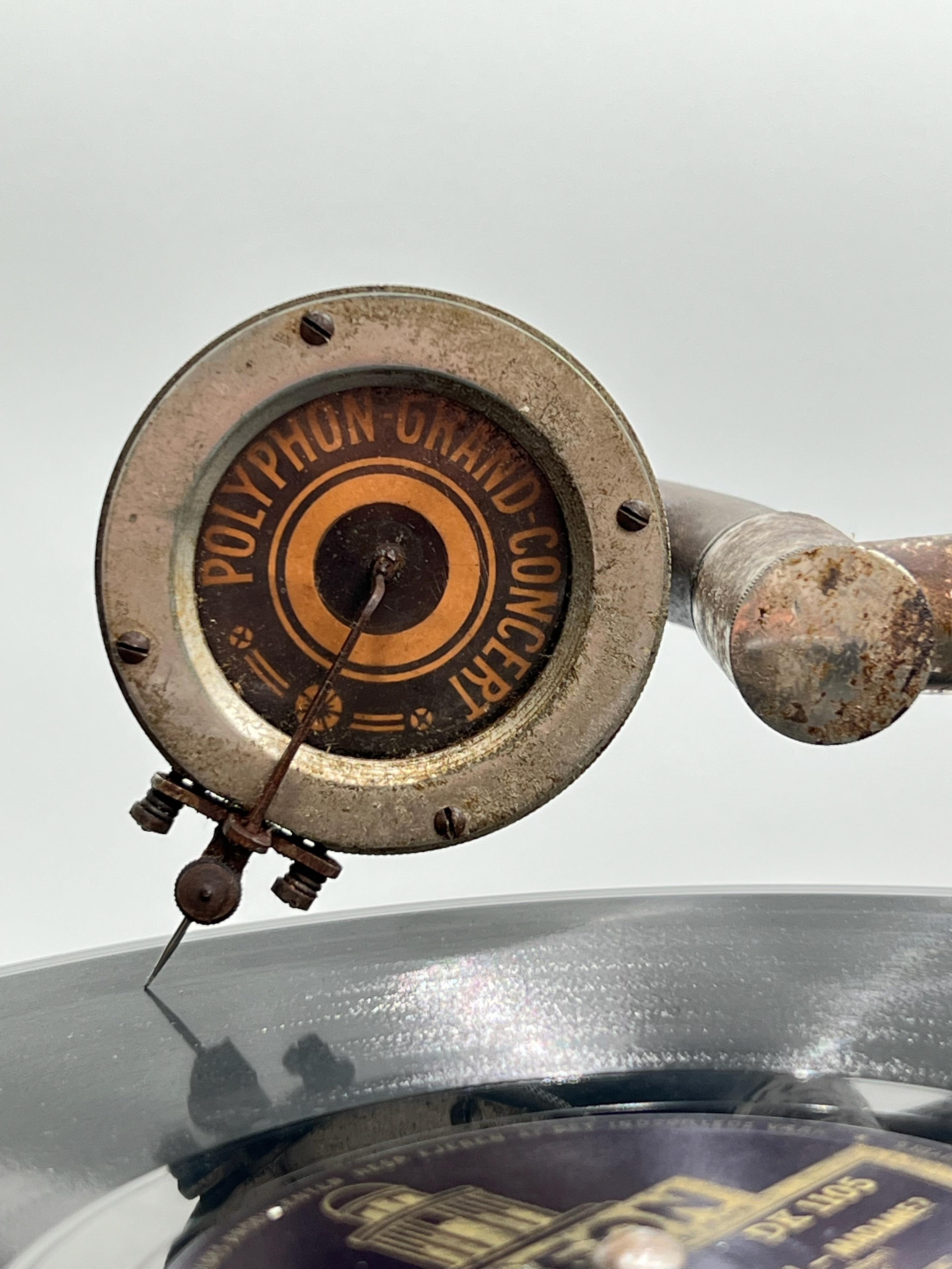 20ième siècle c1910s Horn Gramophone - Phonographe avec Polyphon Concert Soundbox, étui en Oak en vente