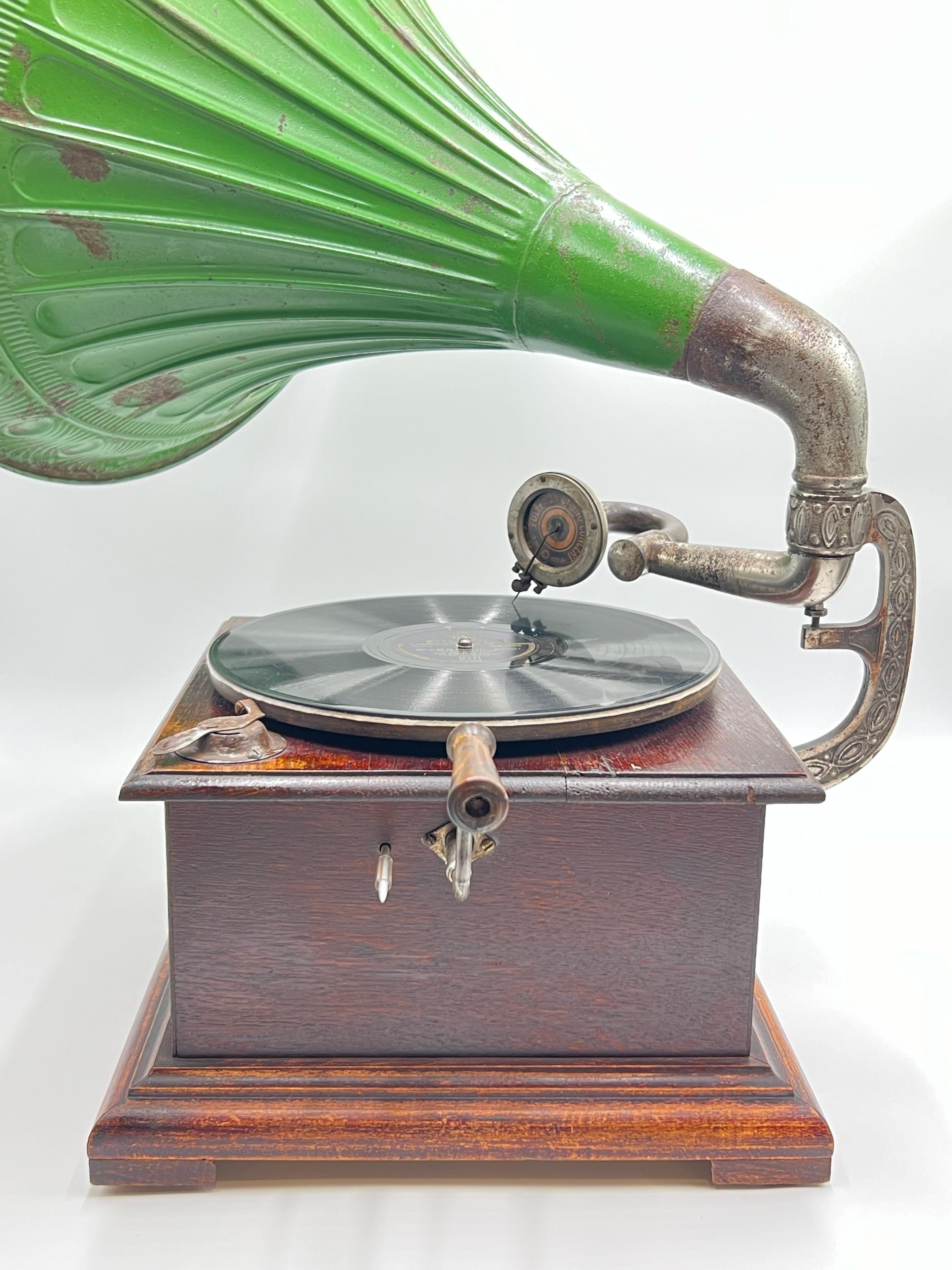 Métal c1910s Horn Gramophone - Phonographe avec Polyphon Concert Soundbox, étui en Oak en vente