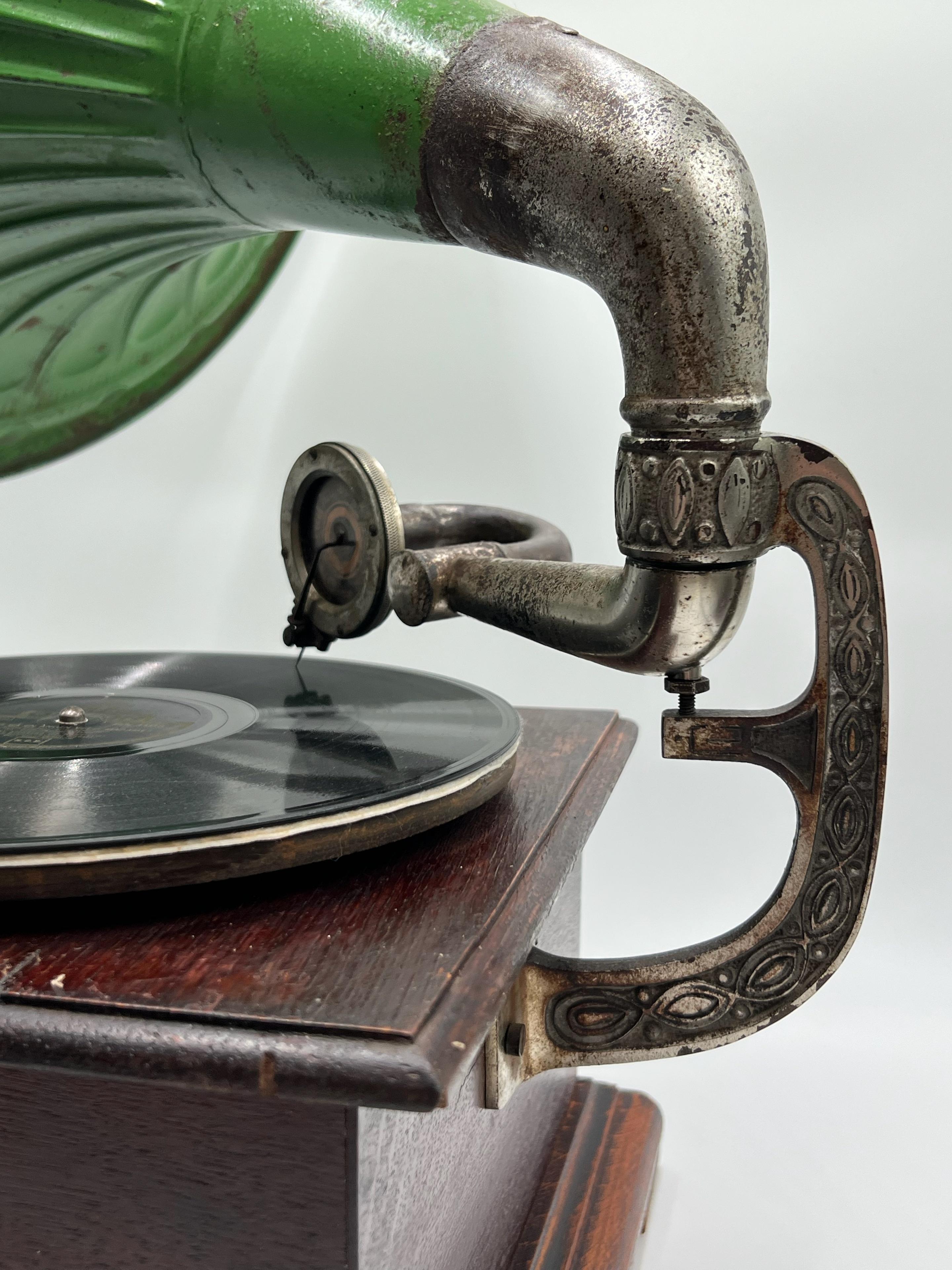 c1910s Horn Gramophone - Phonographe avec Polyphon Concert Soundbox, étui en Oak en vente 1