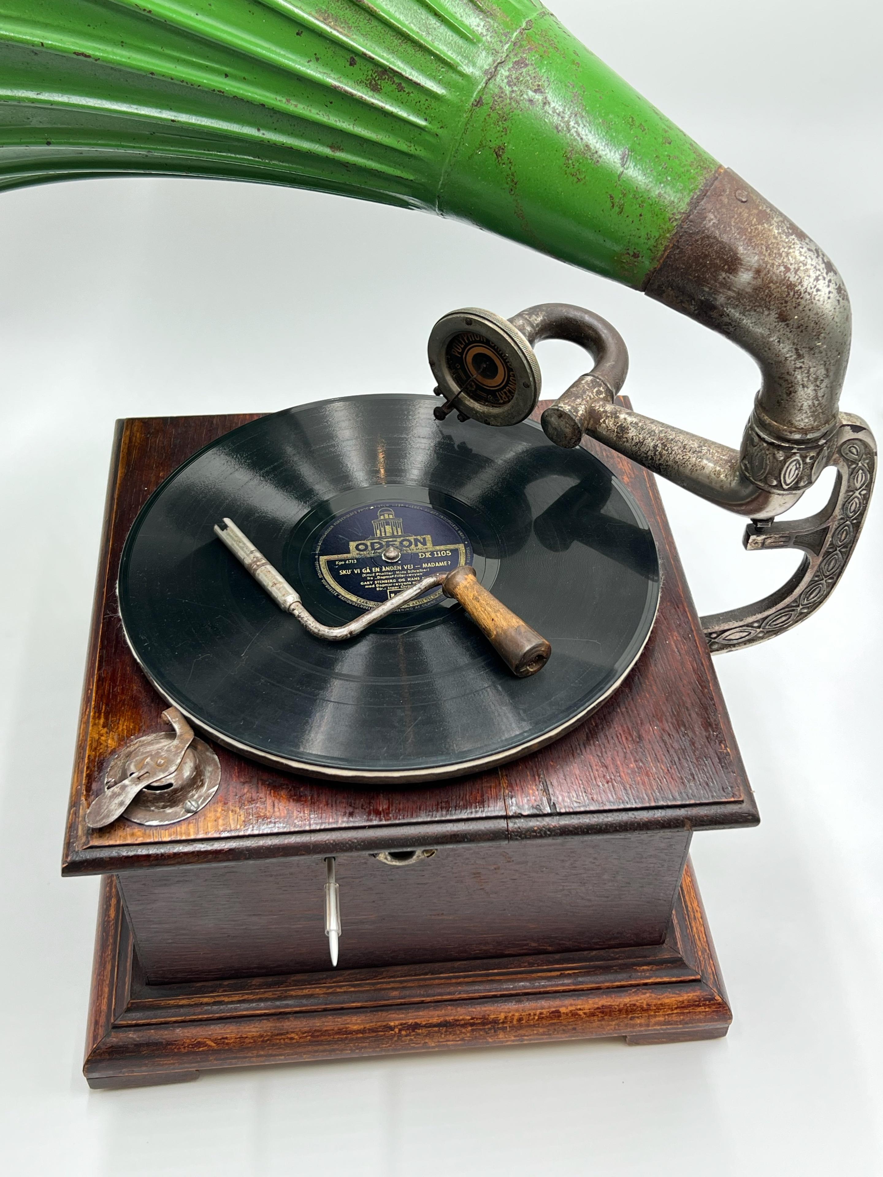 c1910s Horn Gramophone - Phonographe avec Polyphon Concert Soundbox, étui en Oak en vente 2
