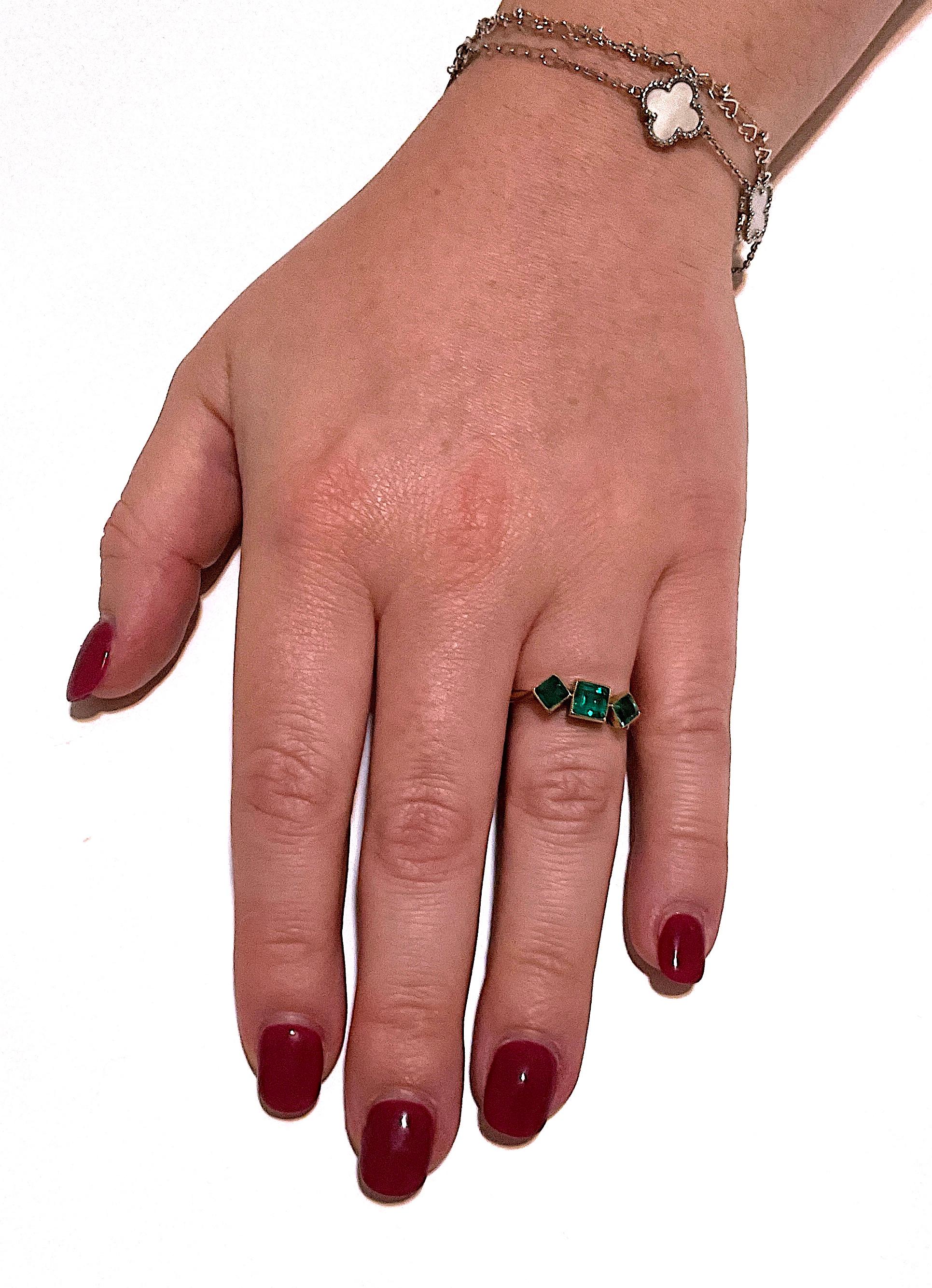 C1920 18K  Kolumbianischer Smaragdring mit 3 Steinen und eckiger Fassung im Angebot 11
