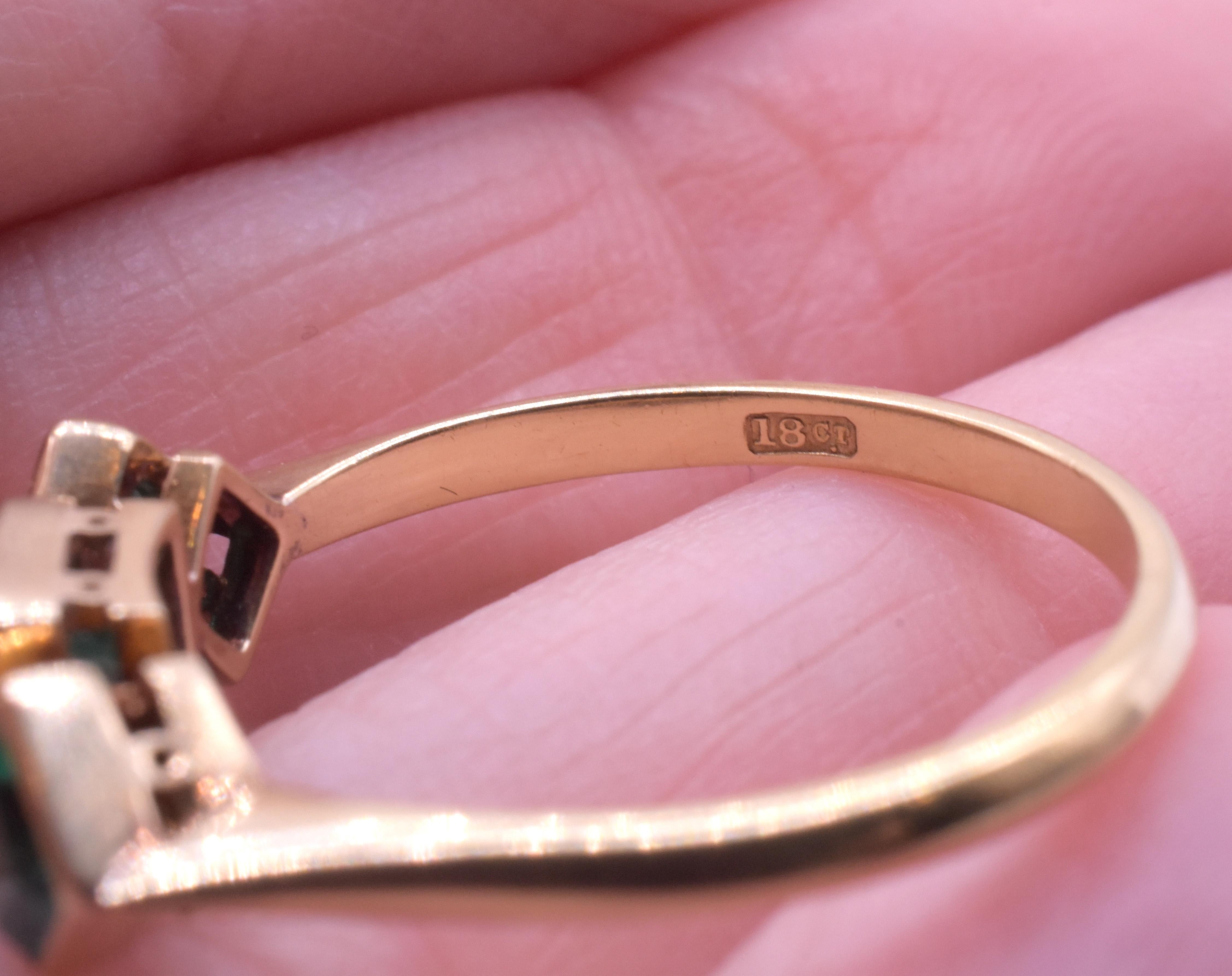 C1920 18K  Kolumbianischer Smaragdring mit 3 Steinen und eckiger Fassung für Damen oder Herren im Angebot