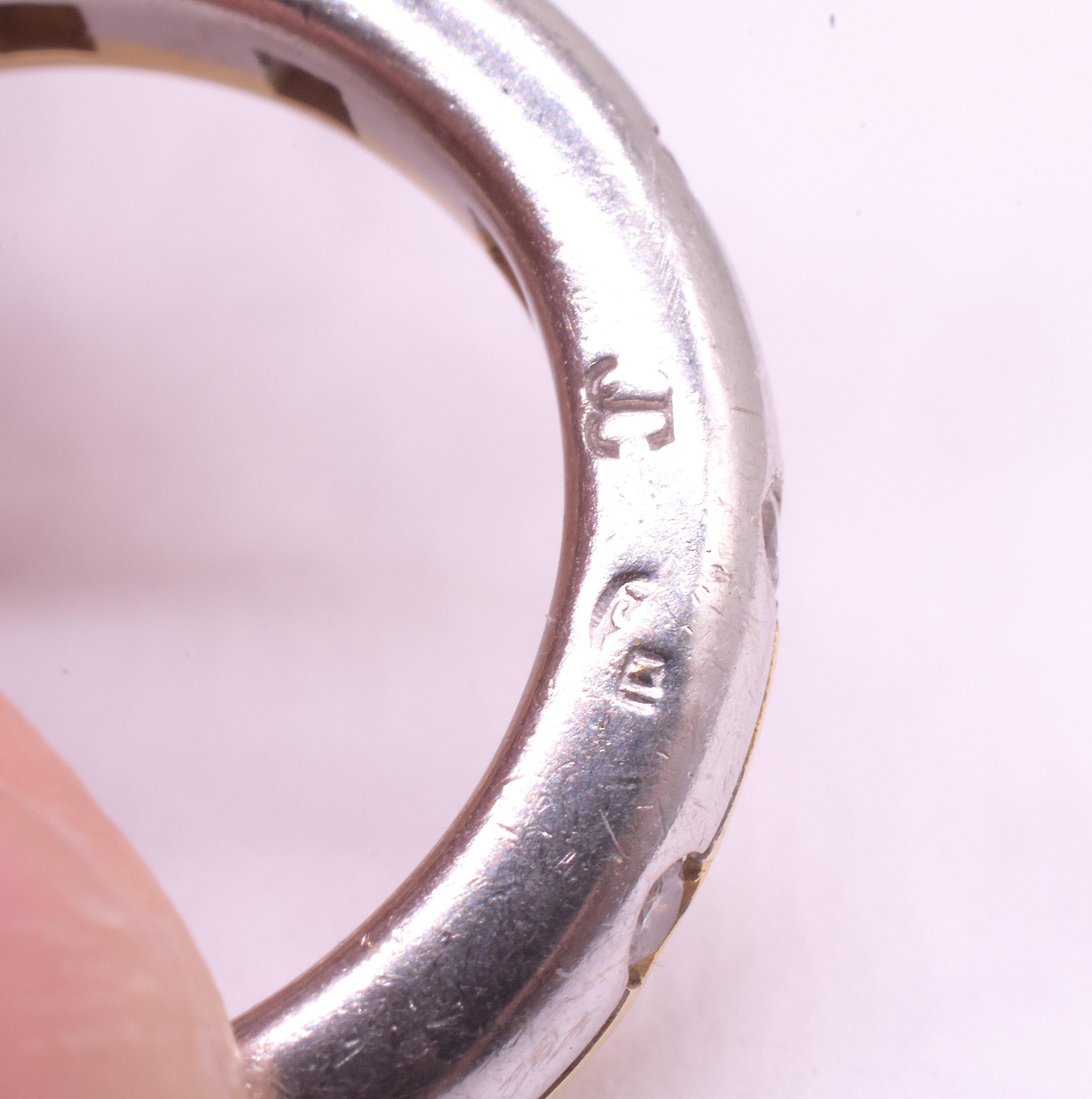 Eternity-Ring aus 18 Karat und Platin mit horizontaler Array von Diamanten, um 1920 im Angebot 1